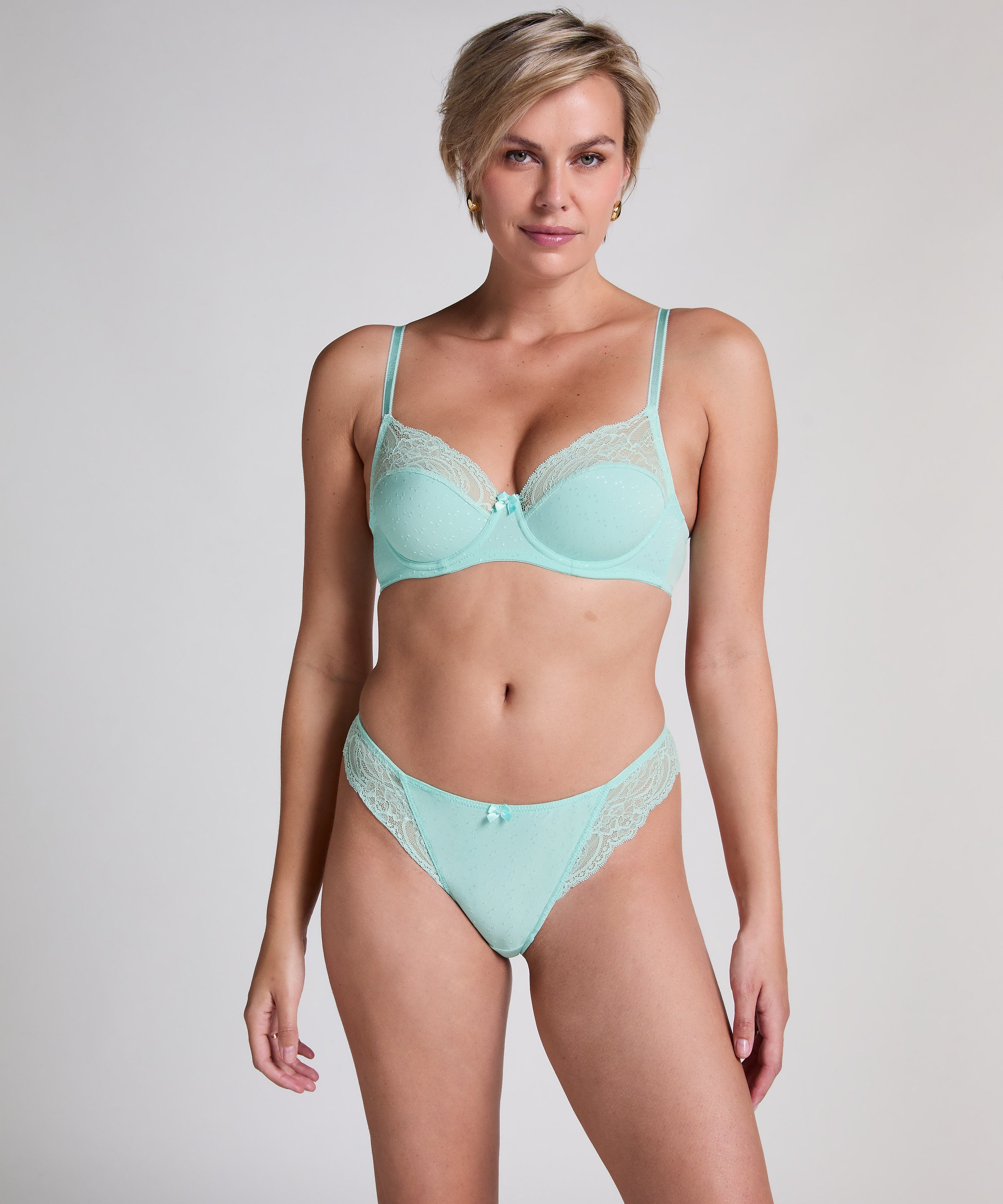 Sophie Thong, Blue, main