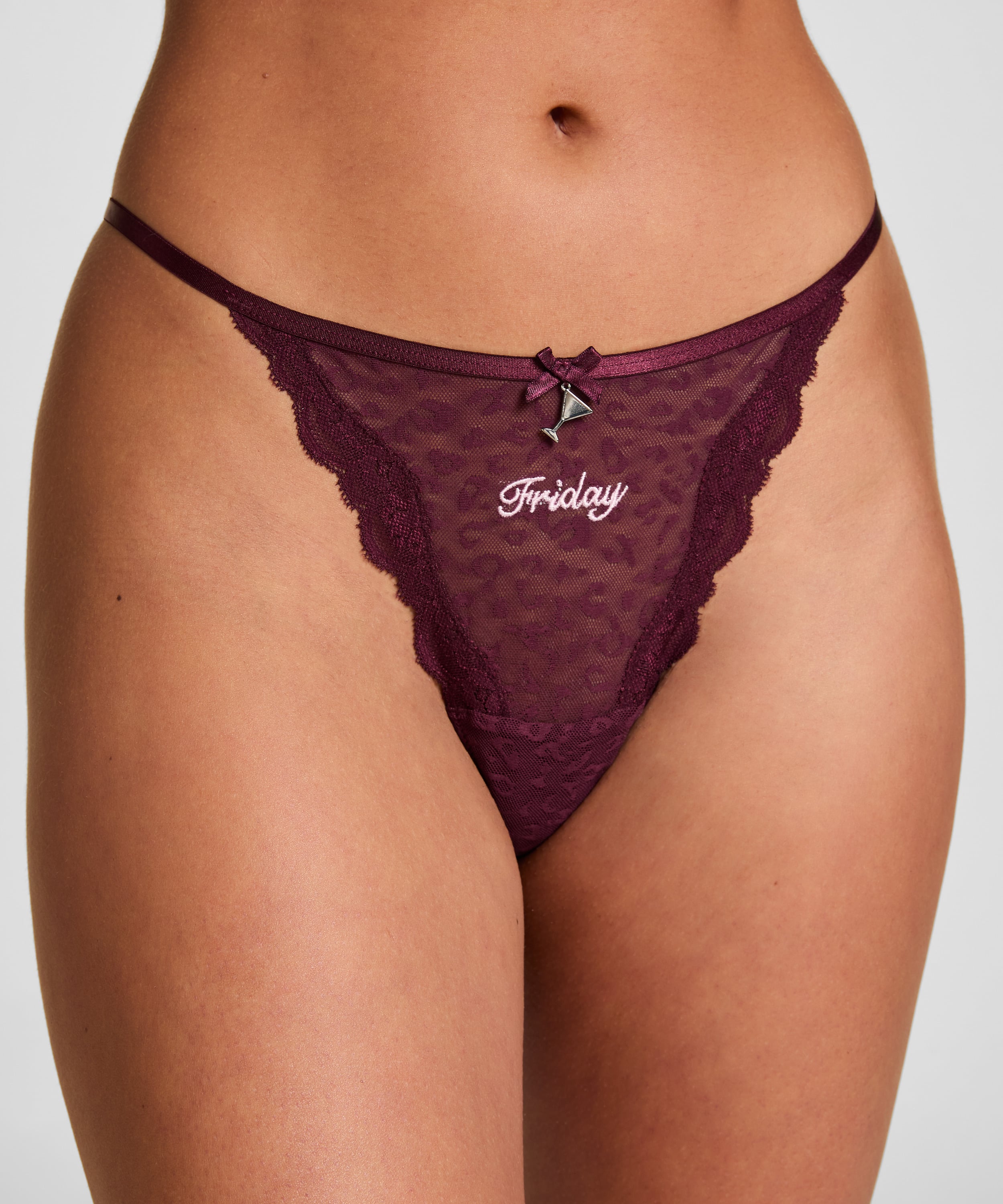 Thong Weekend, Red, main