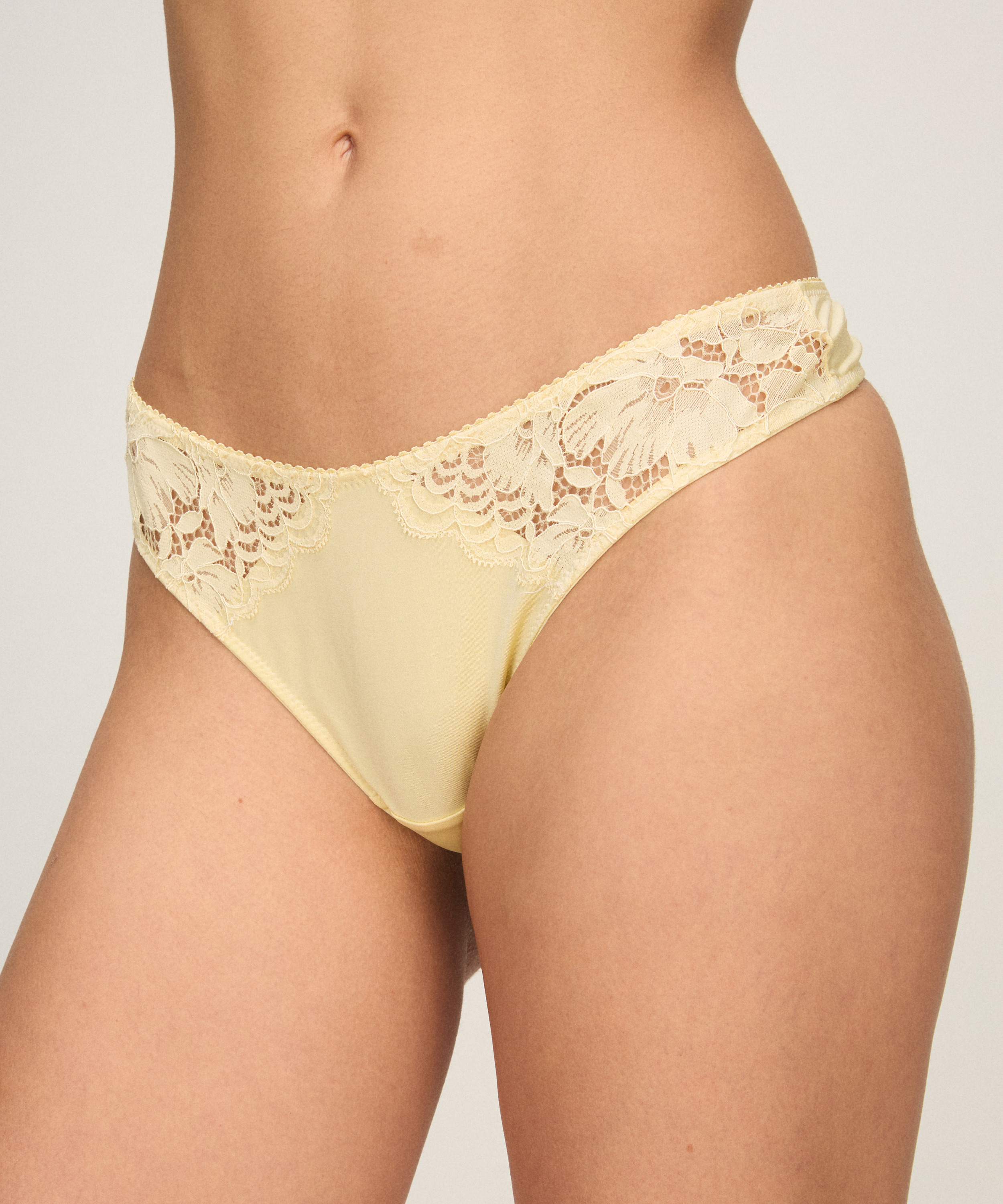 Andrea Thong, Yellow, main