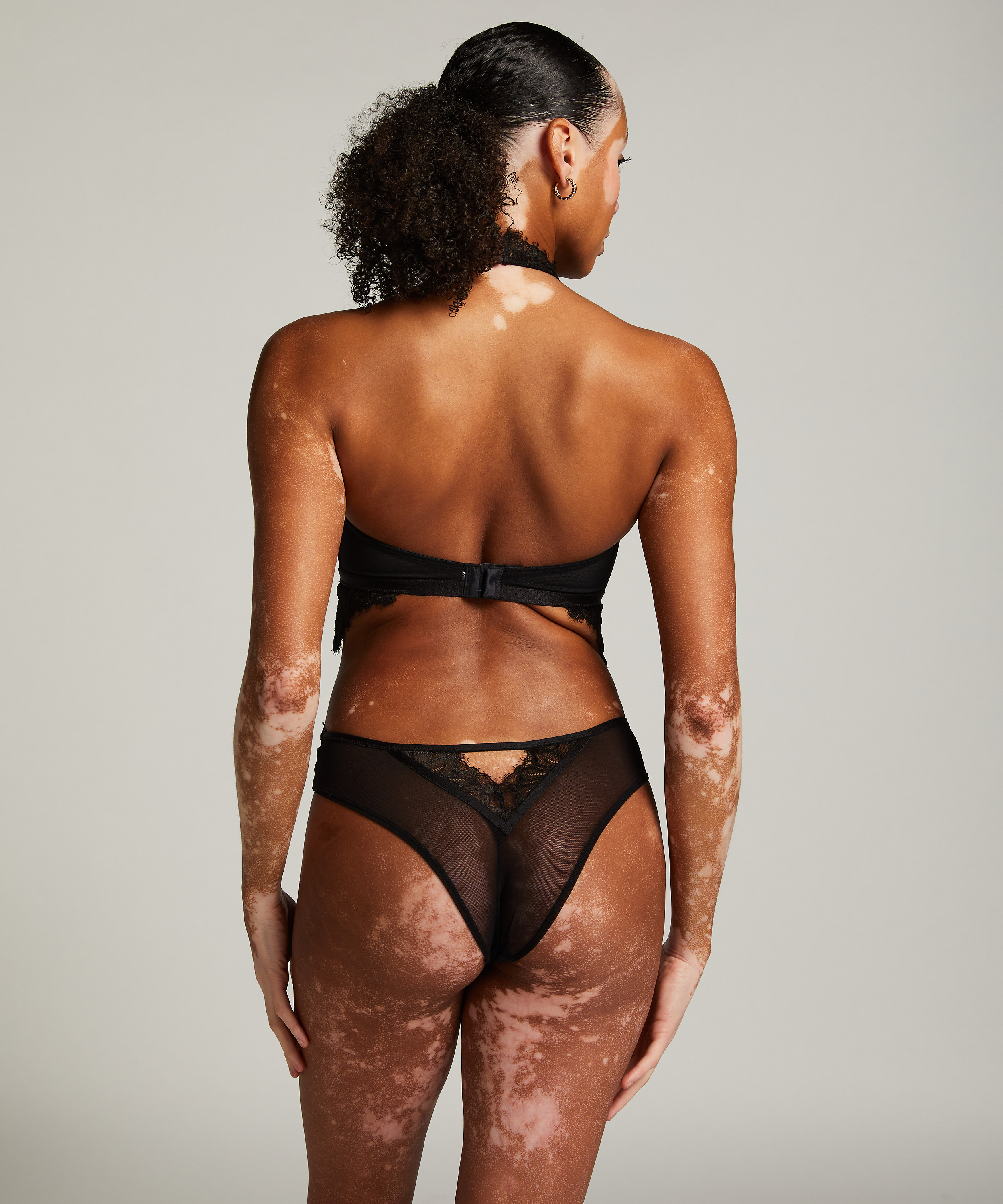 Sarah Brazilian, Black, main