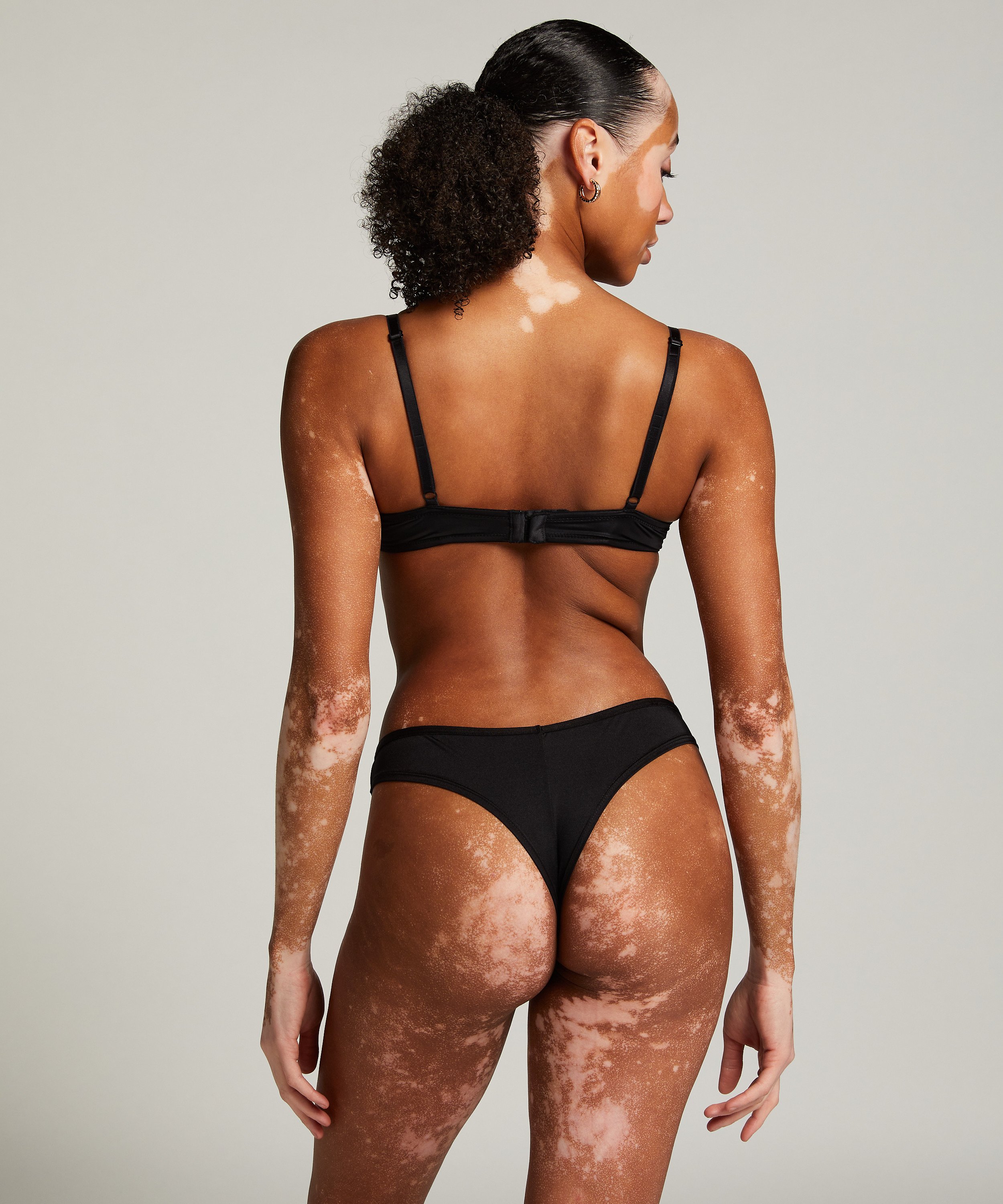 Gunila Cheekini, Black, main