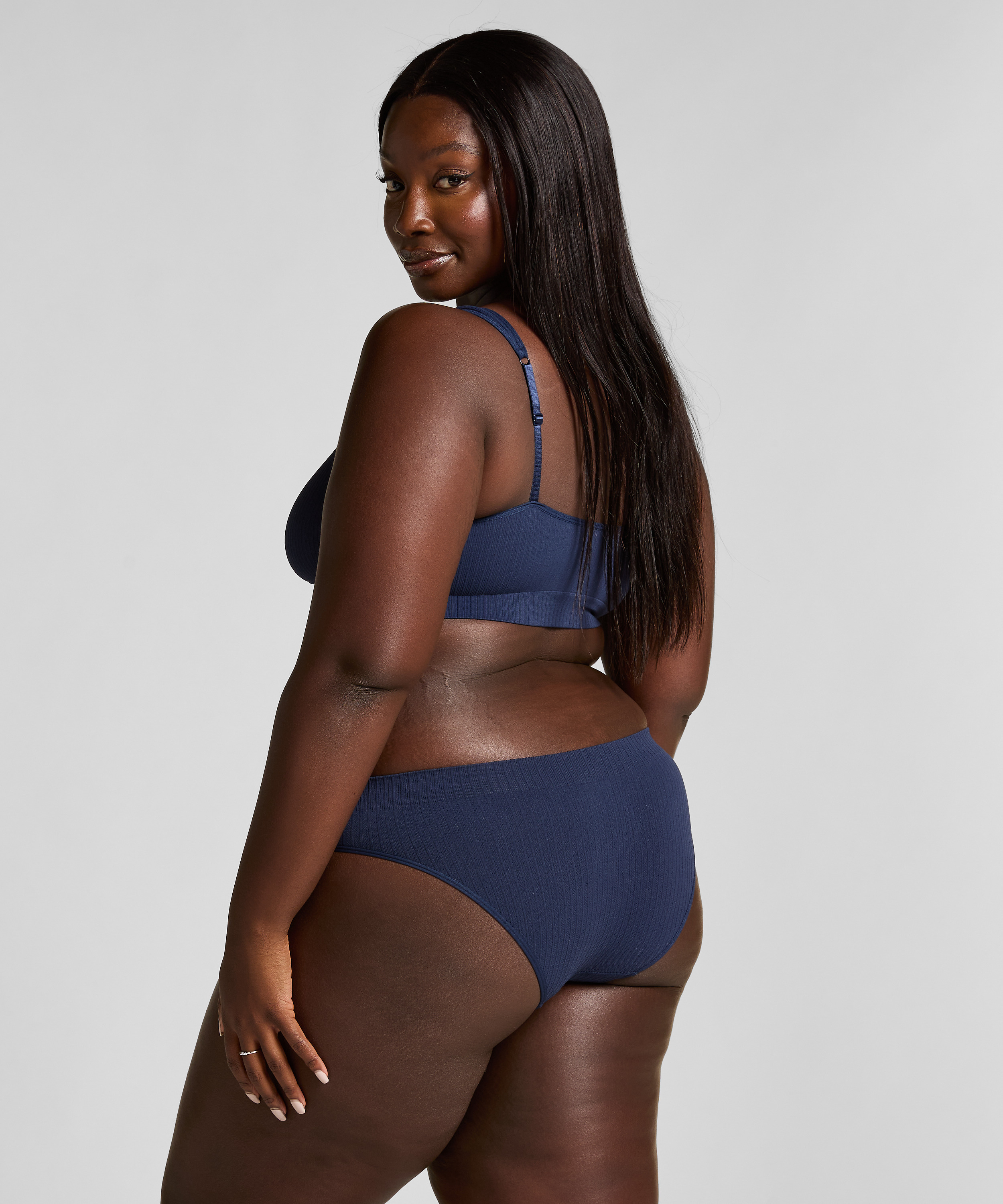 Dianne Brazilian, Blue, main