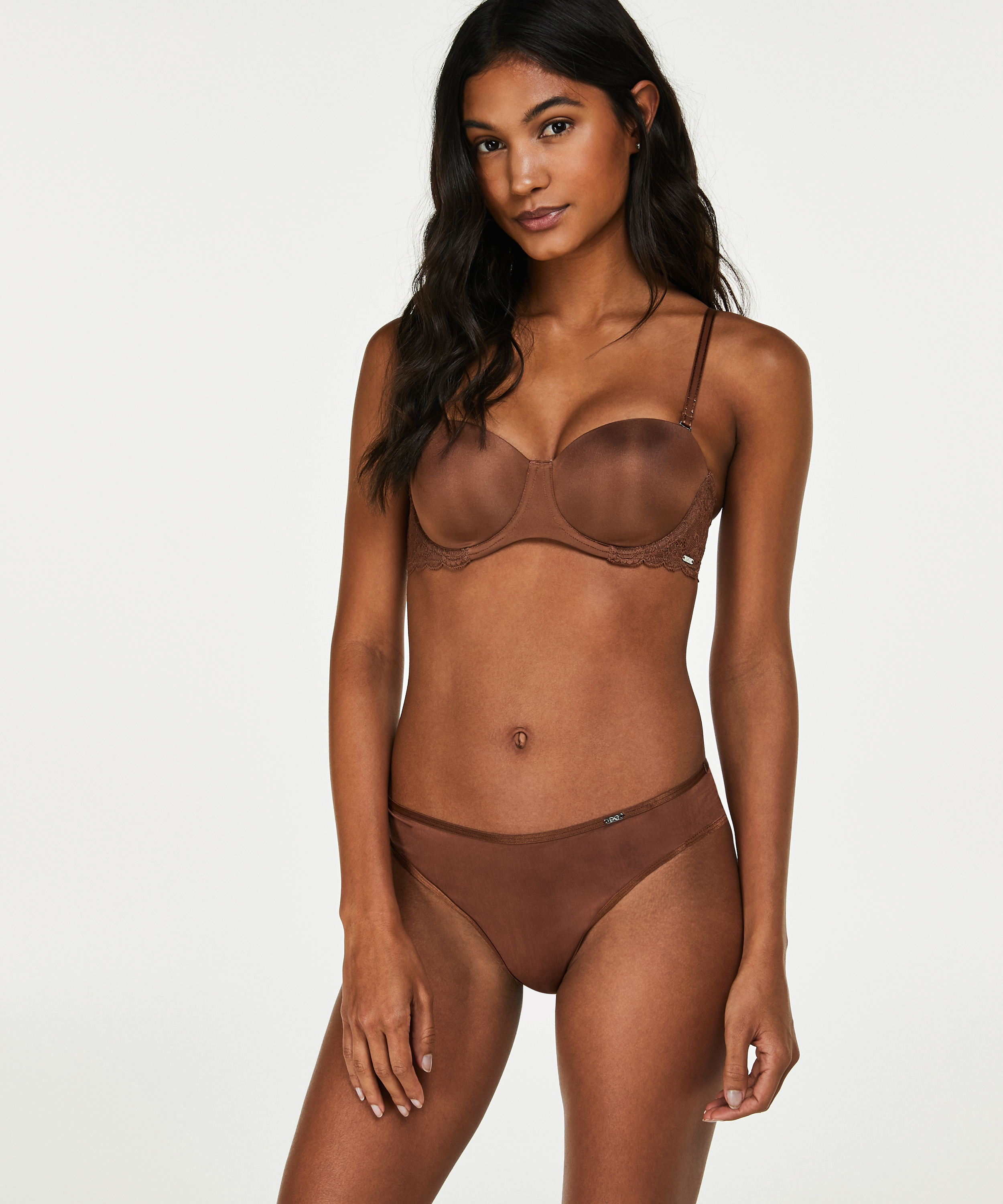 Angie Brazilian, Brown, main