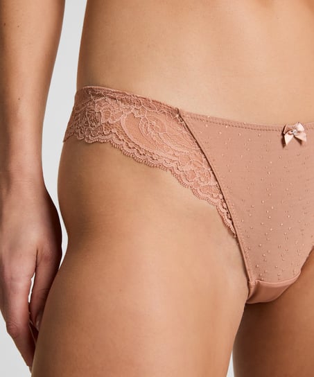 Sophie Thong, Brown