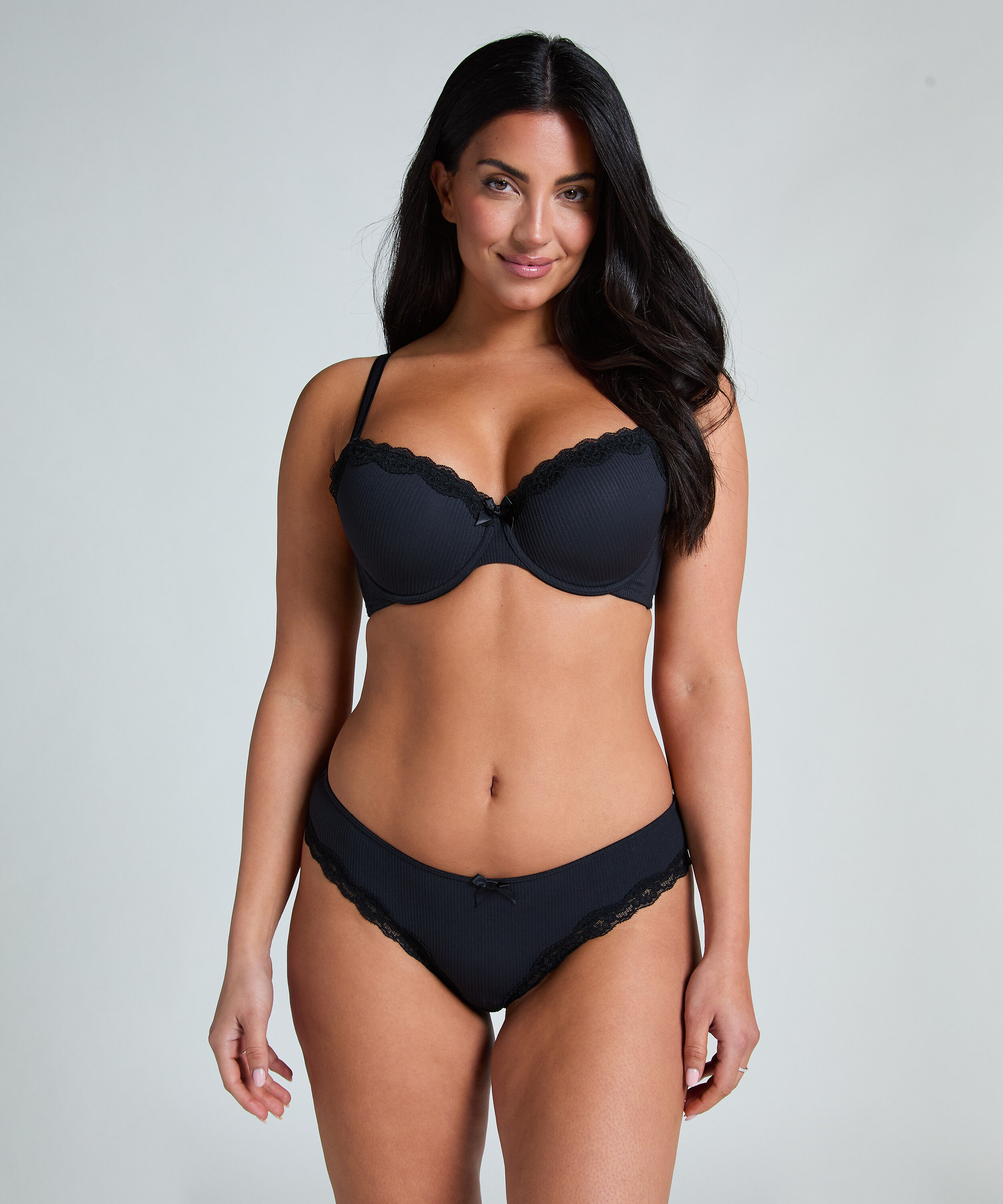 Lola Brazilian, Black