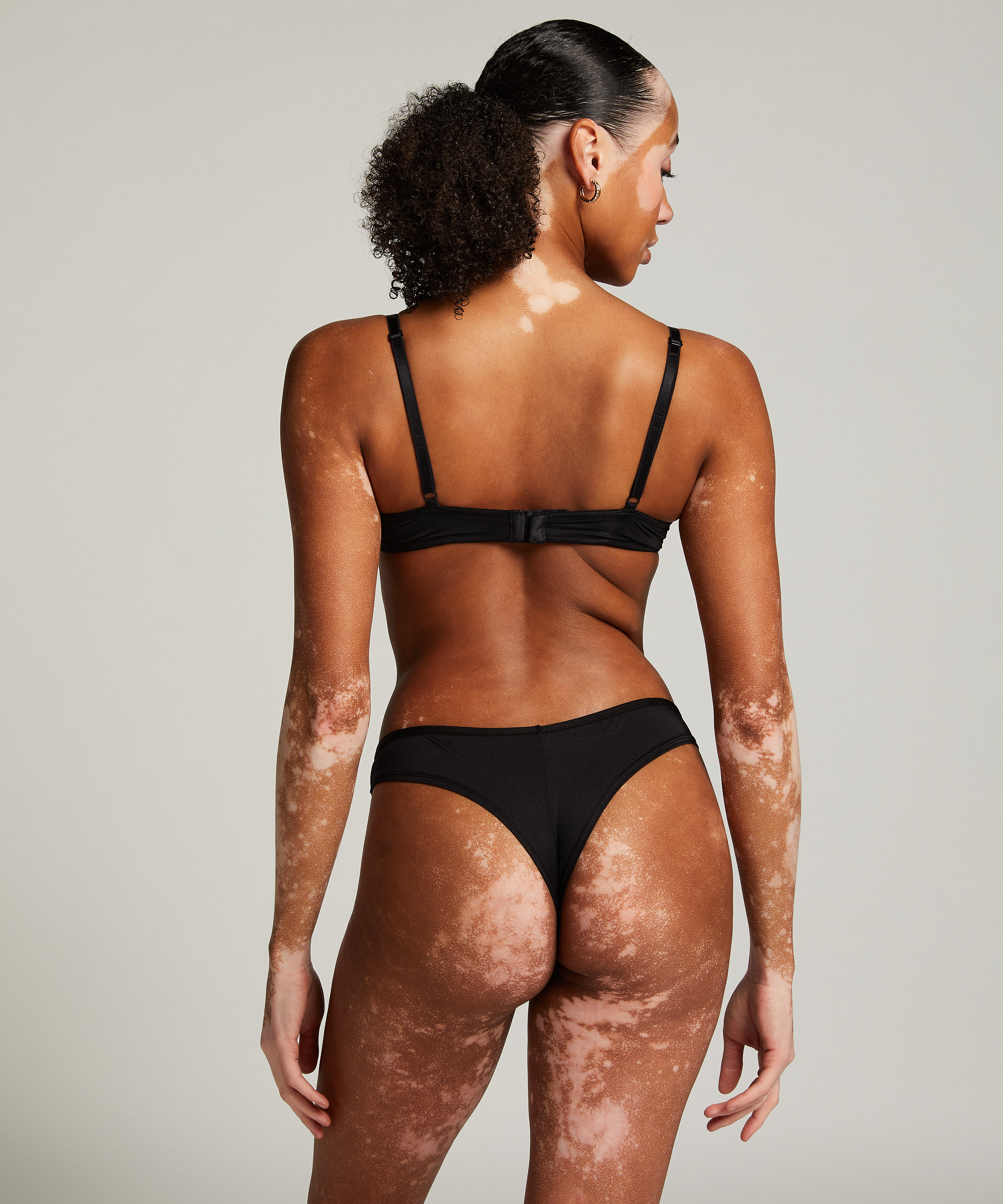 Gunila Cheekini, Black, main