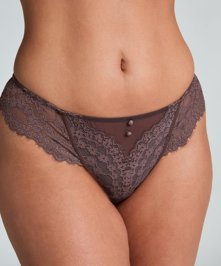 Daisy Thong, Brown