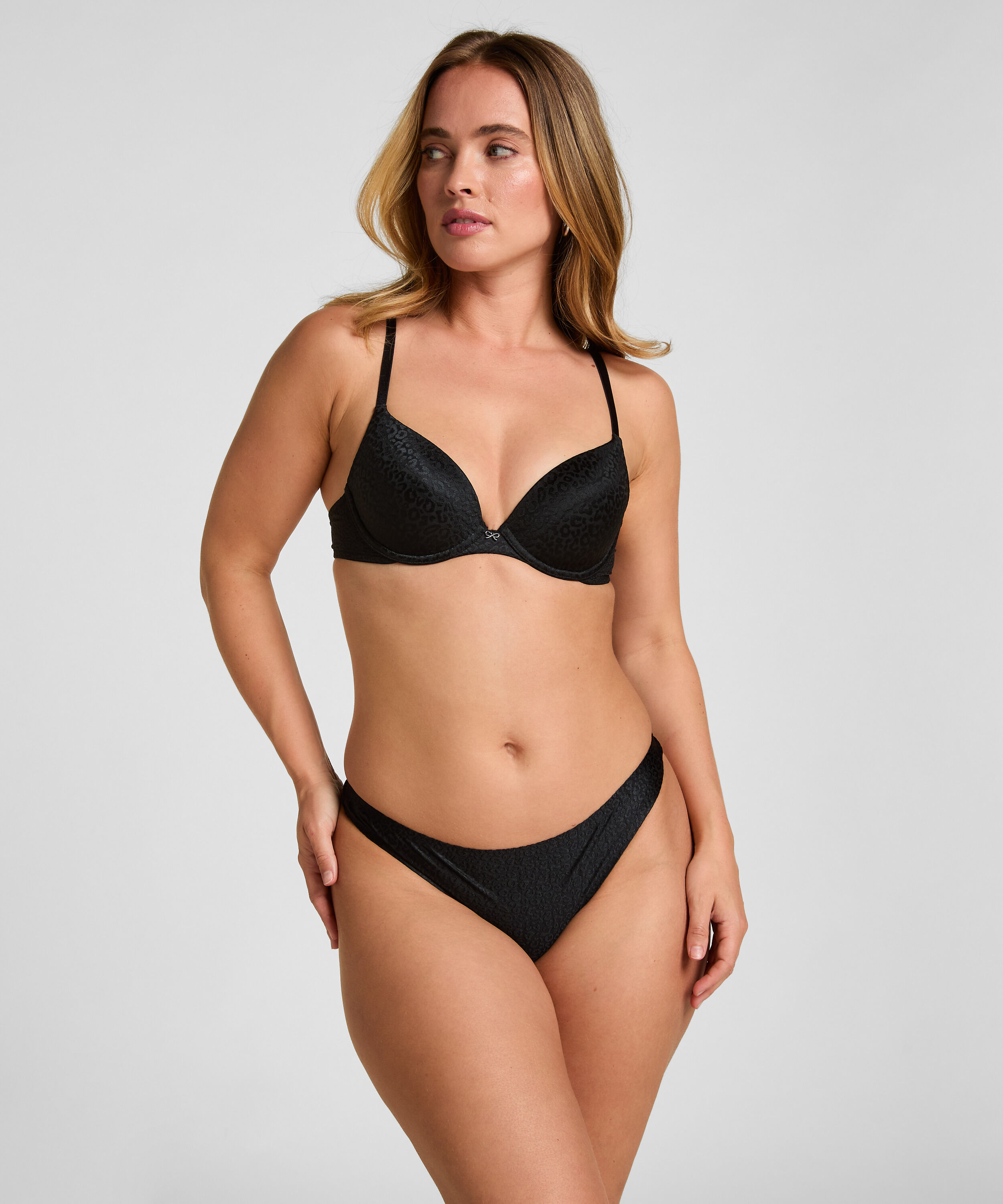 Thong Jackie, Black