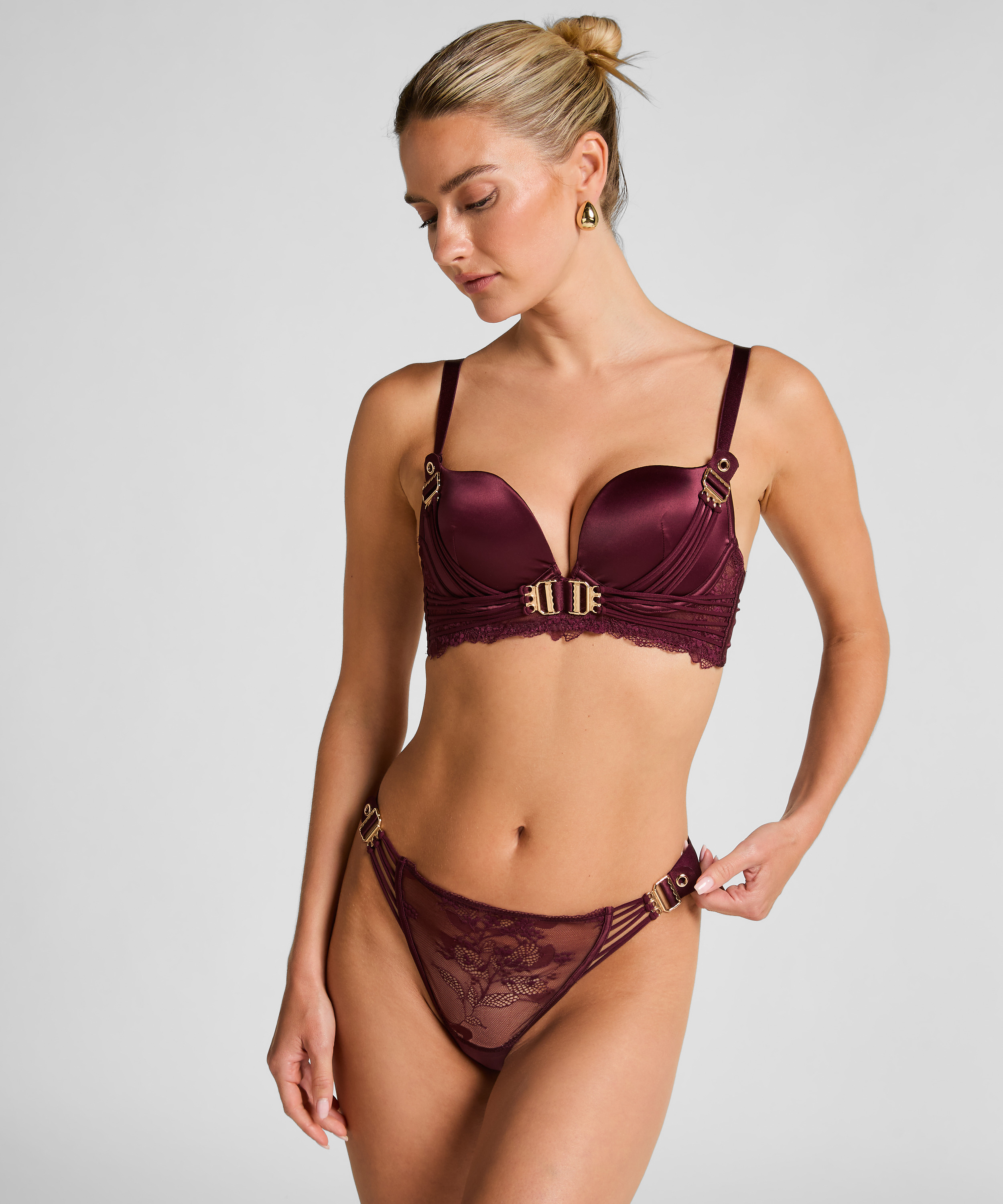 Avela Thong, Red, main