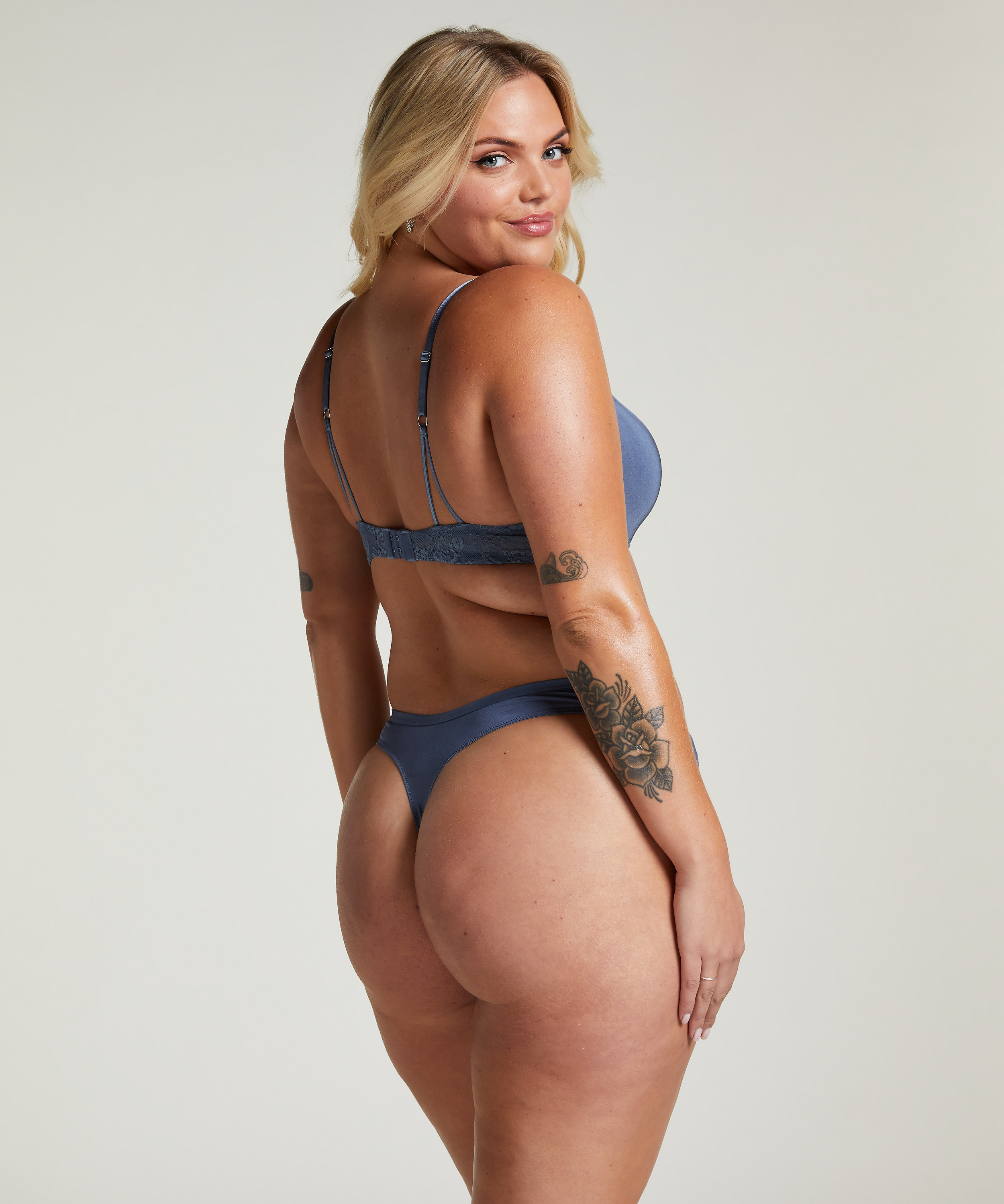 Lea Thong, Gray, main