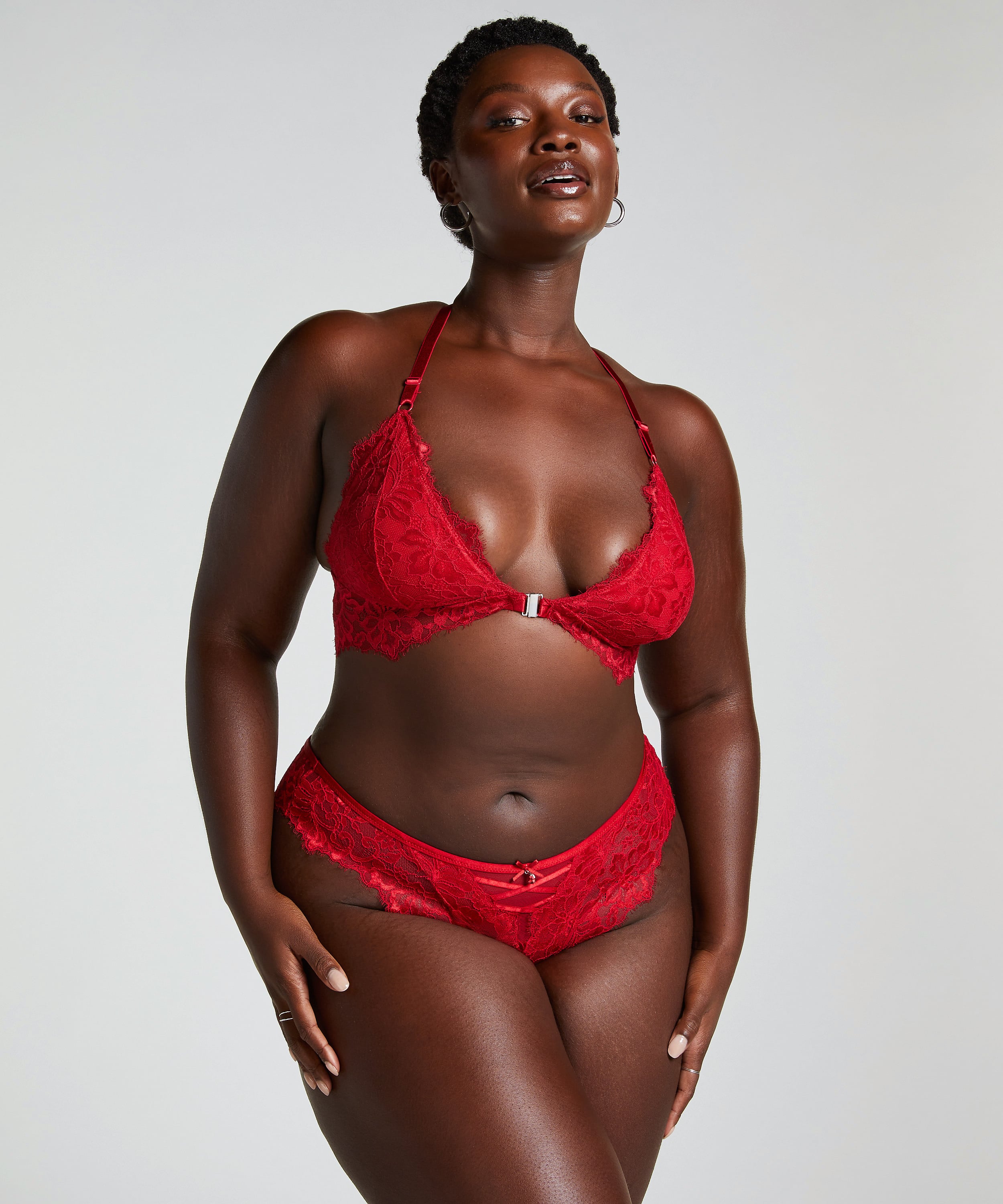 Charlotta Brazilian, Red, main