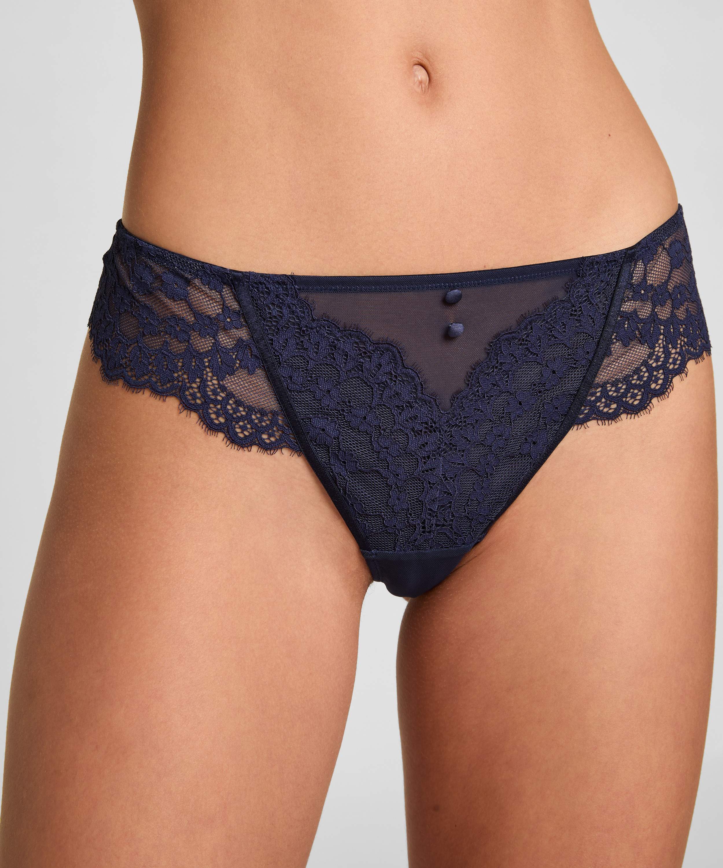 Daisy Thong, Blue, main