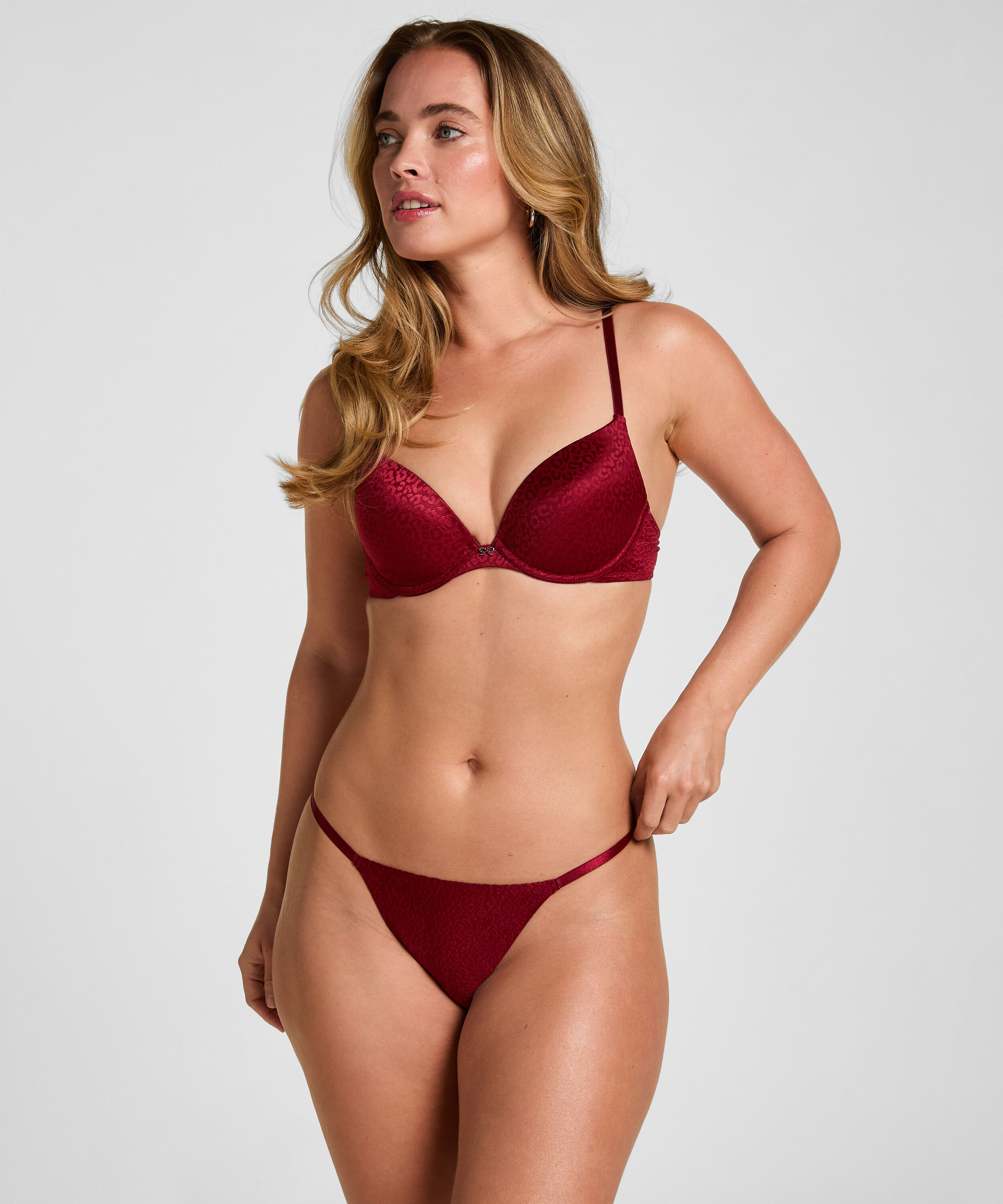 Thong Jackie, Red