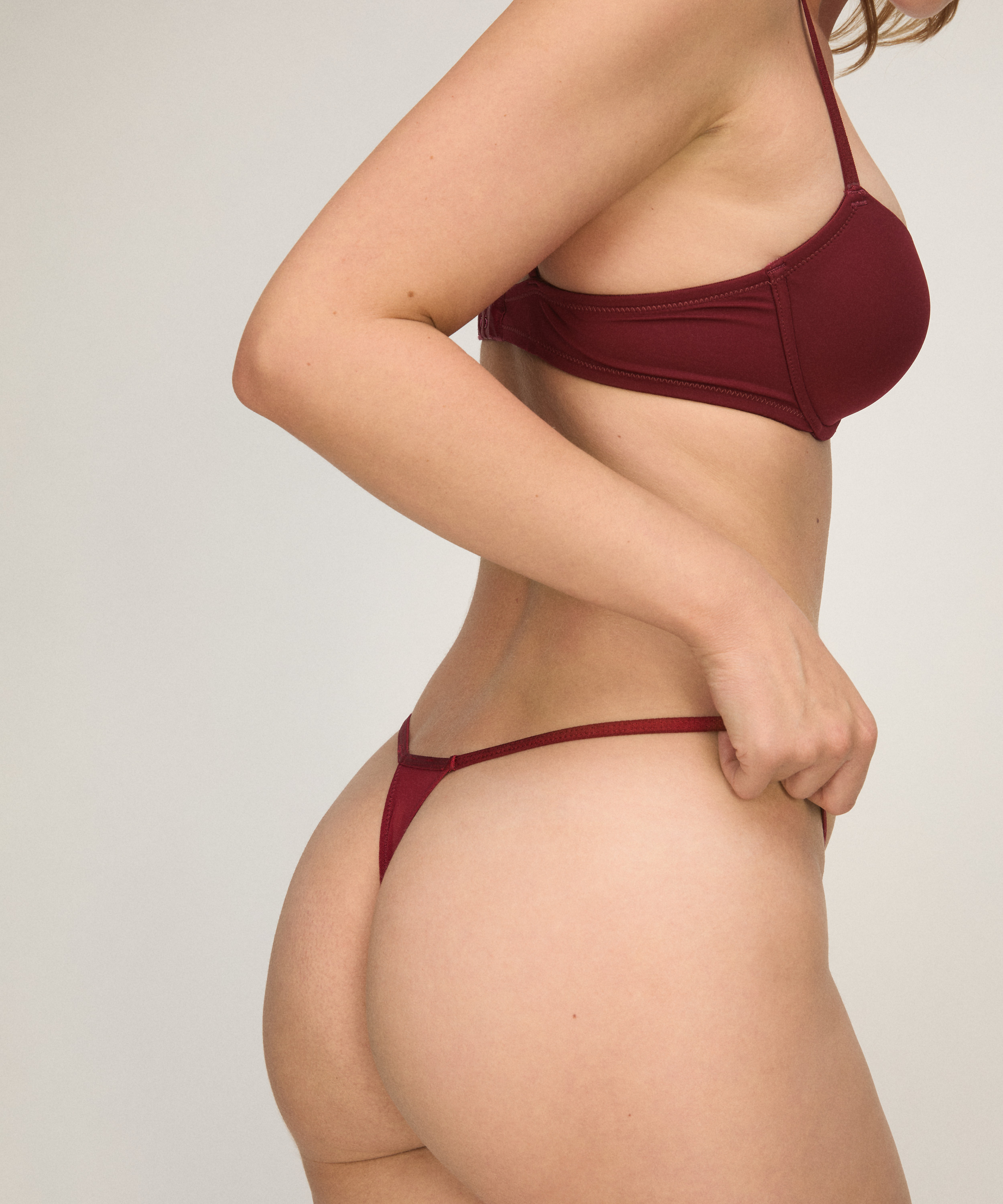 Maxime thong, Red, main