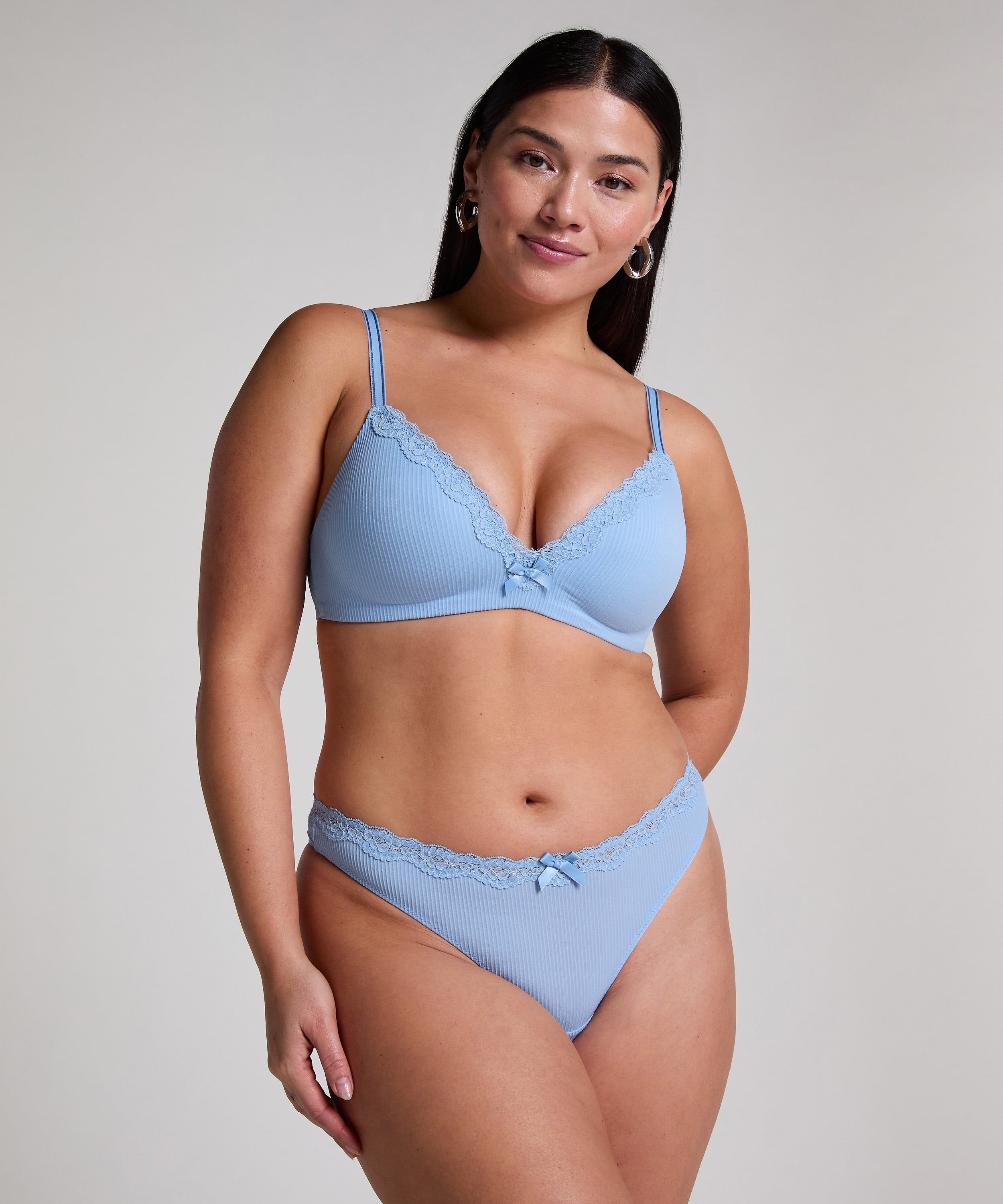 Lola Thong, Blue, main