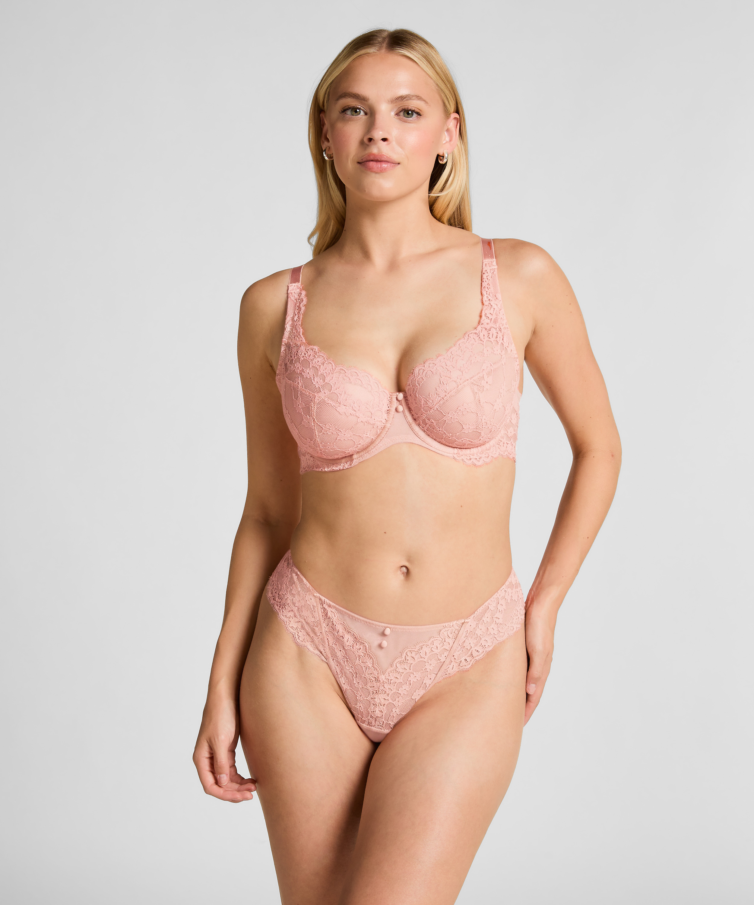 Daisy Thong, Pink, main
