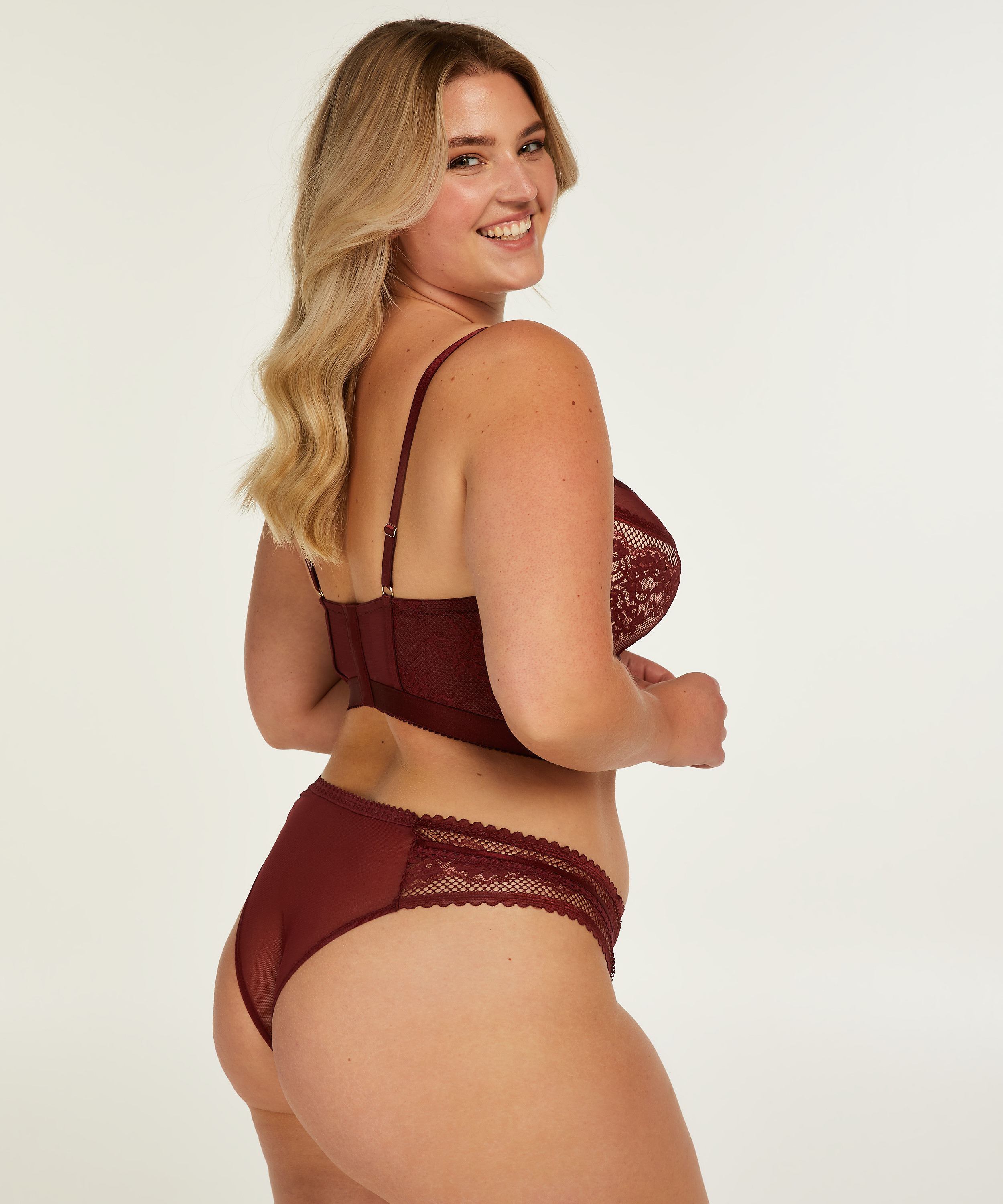 Malika Brazilian, Red, main