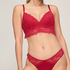 Andrea Thong, Red