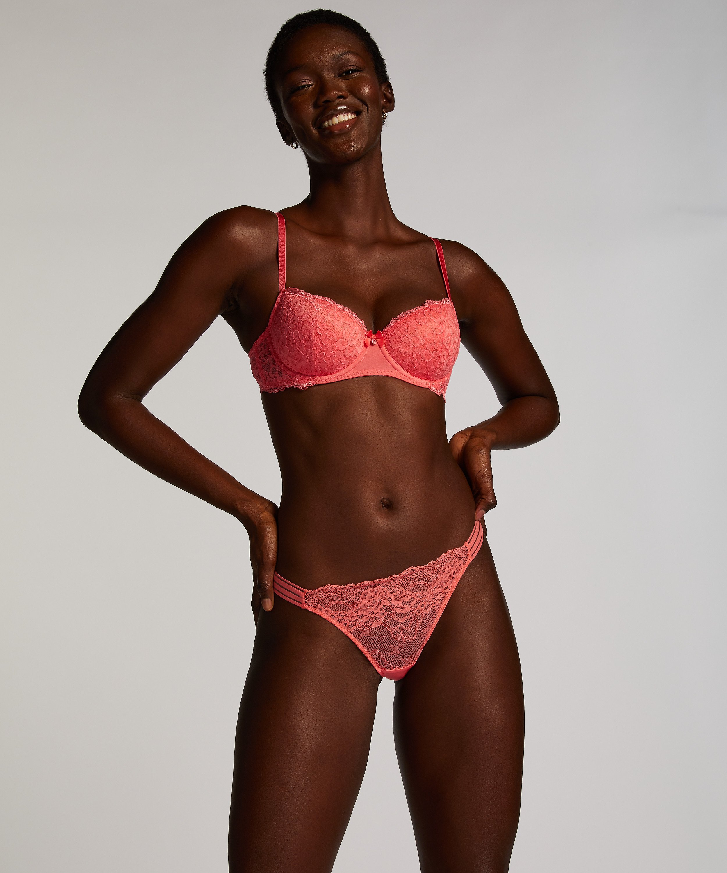 Sully Thong, Pink, main