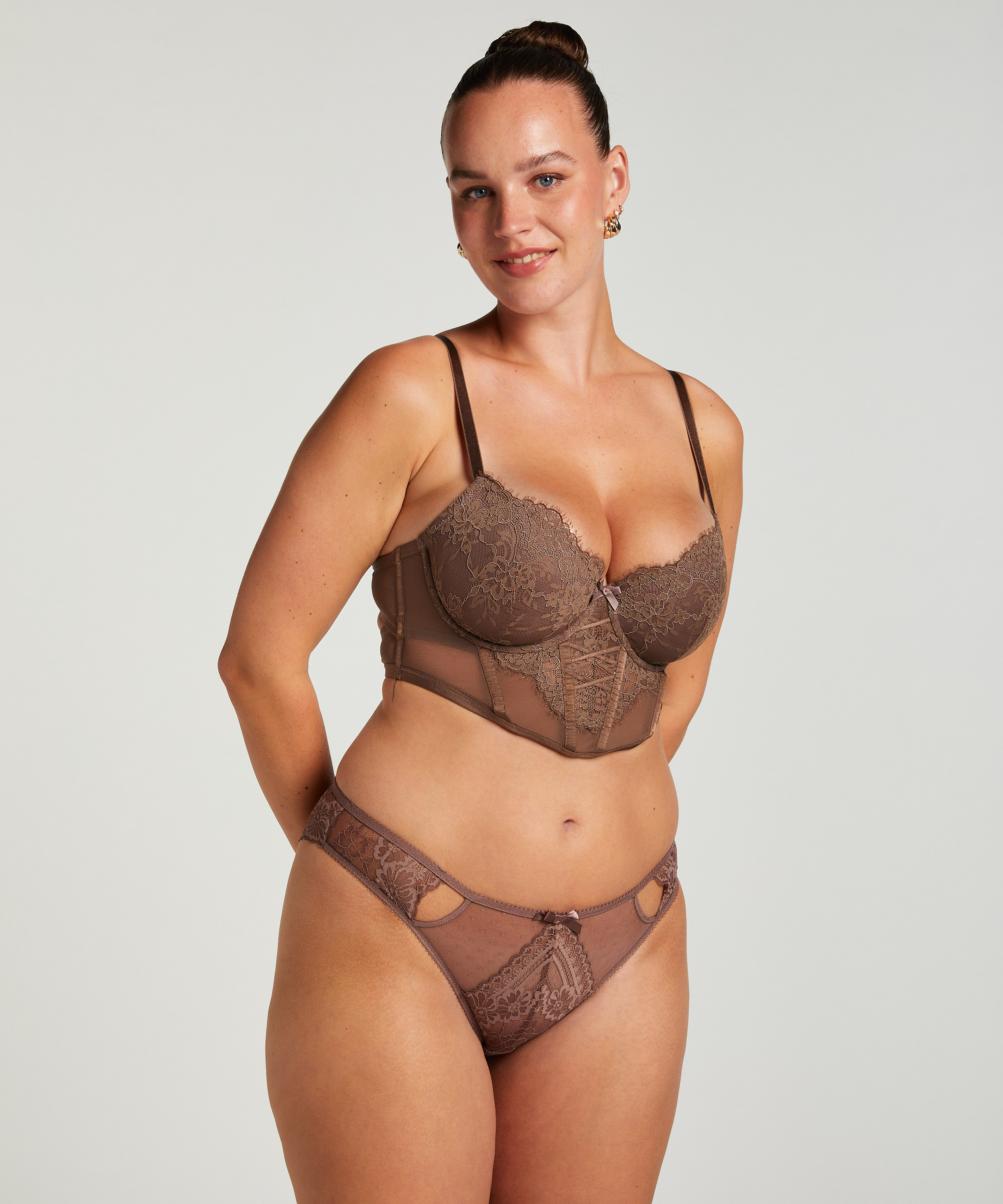 Sylvie Brazilian, Brown, main