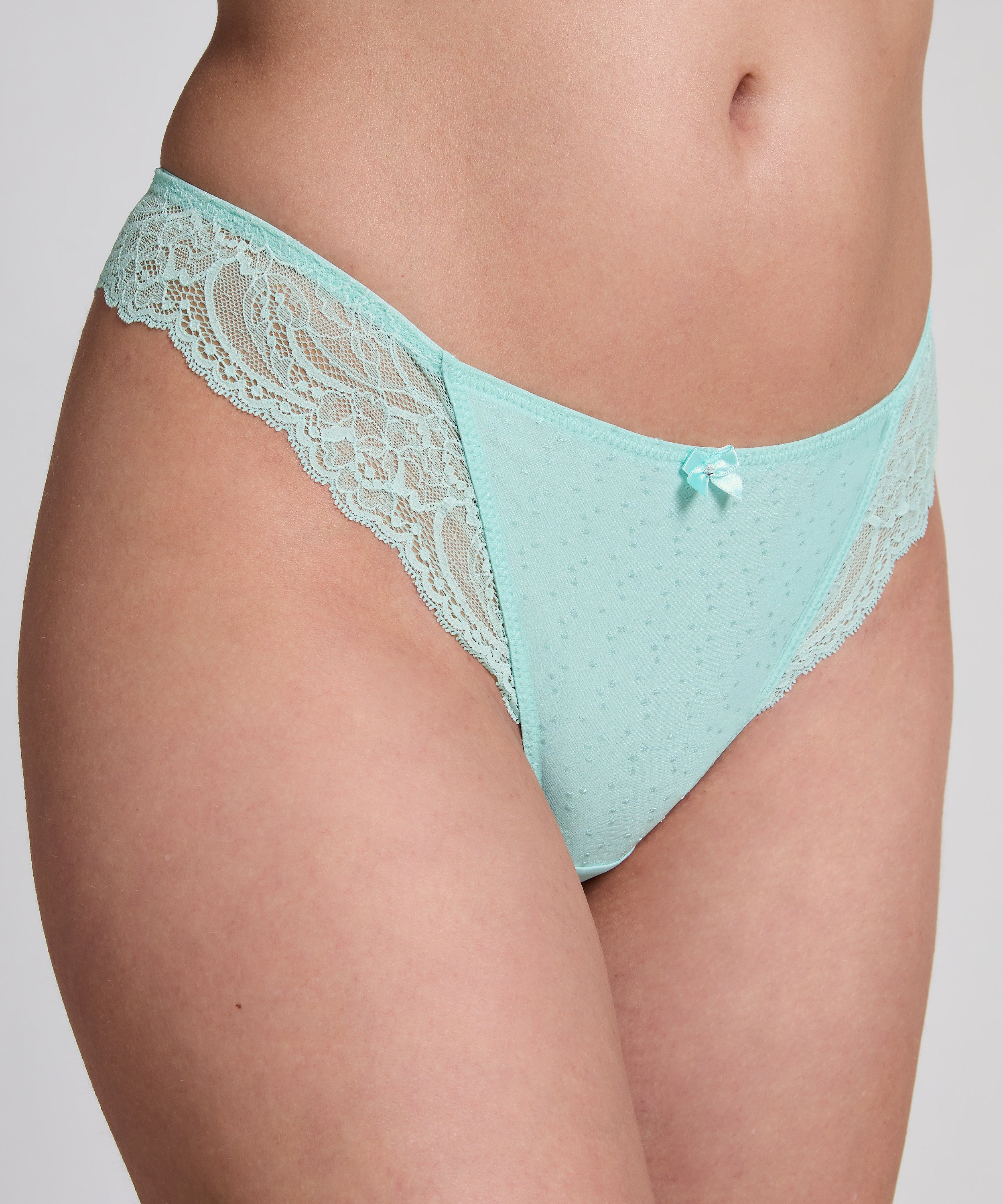 Sophie Thong, Blue, main
