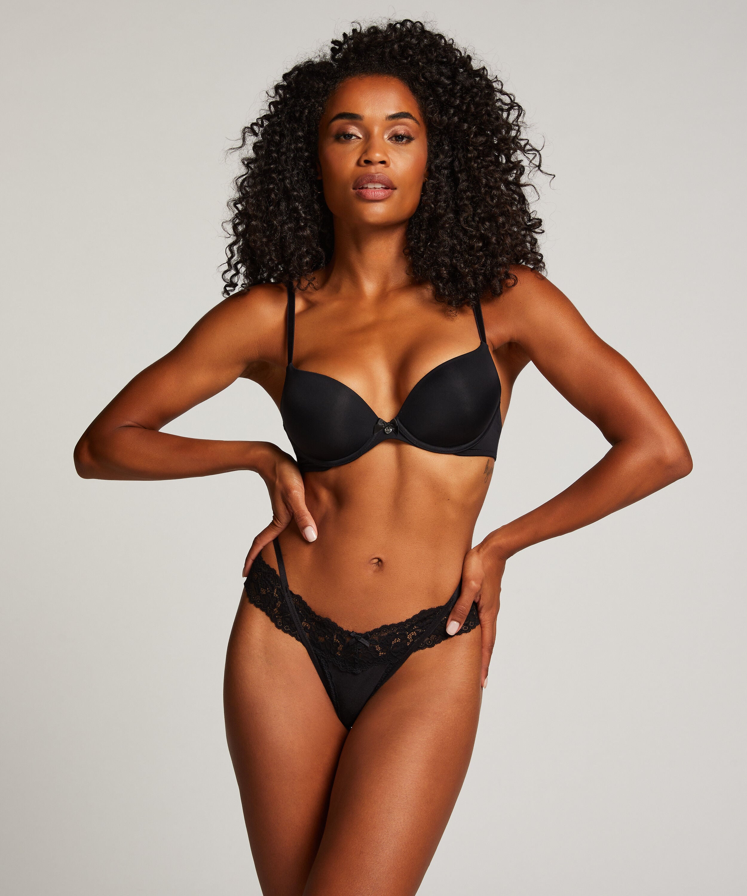 Elliena Extra Low V Thong, Black