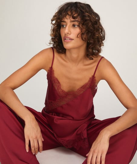 Cami Cecilia, Red