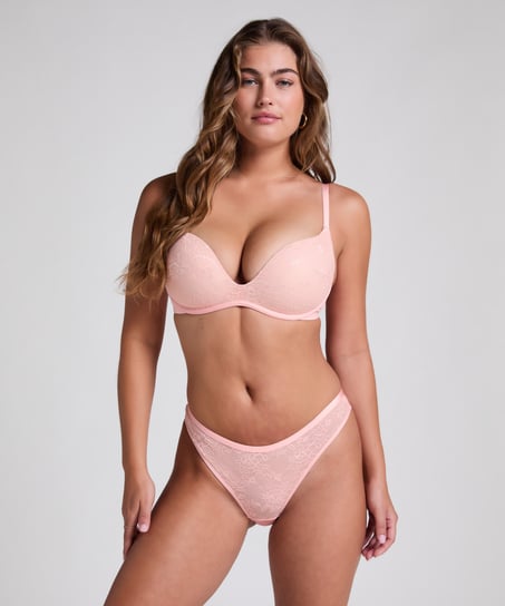Lea Thong, Pink