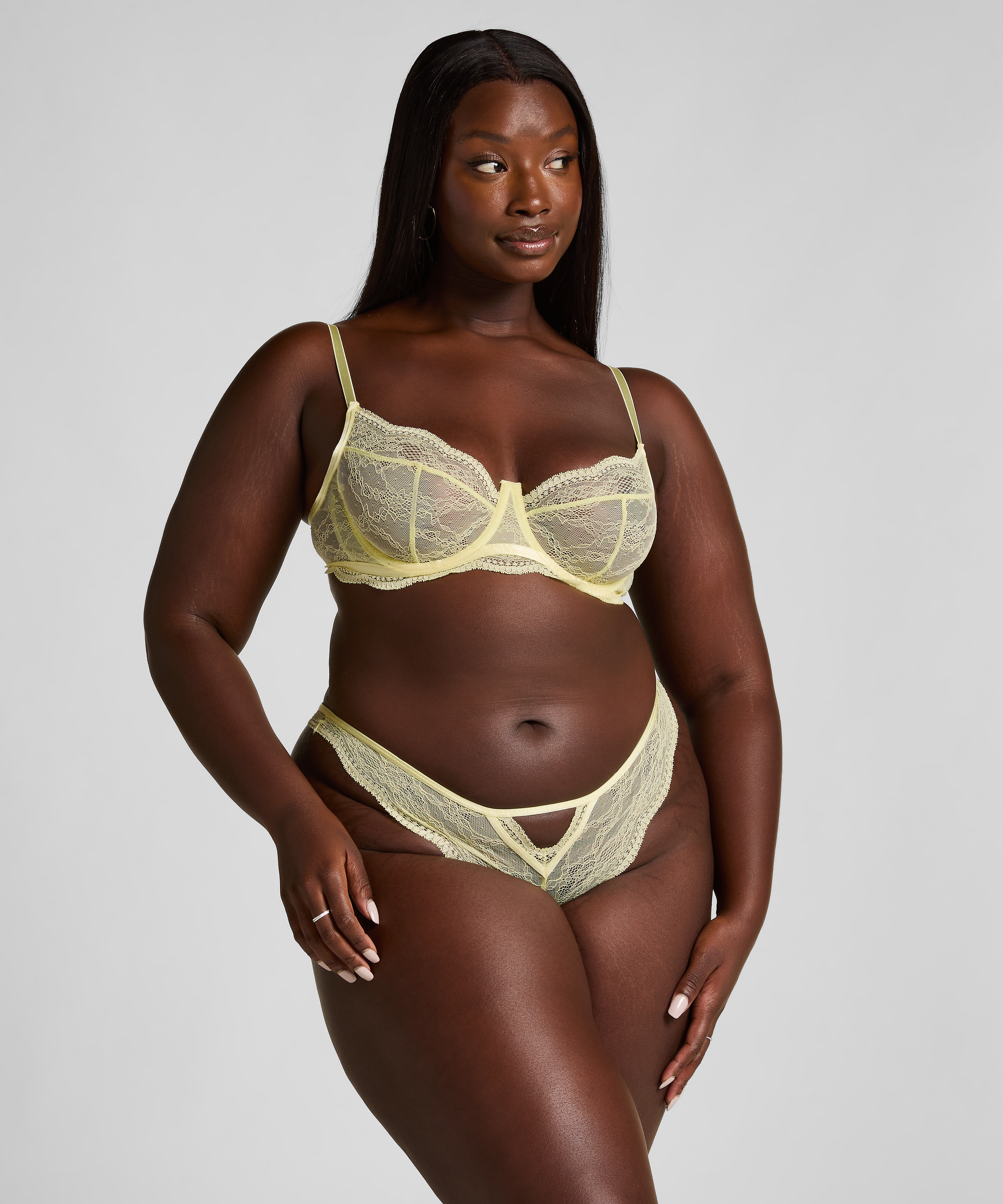 Isabelle Cheekini, Yellow, main