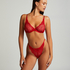 Isabelle Thong, Red
