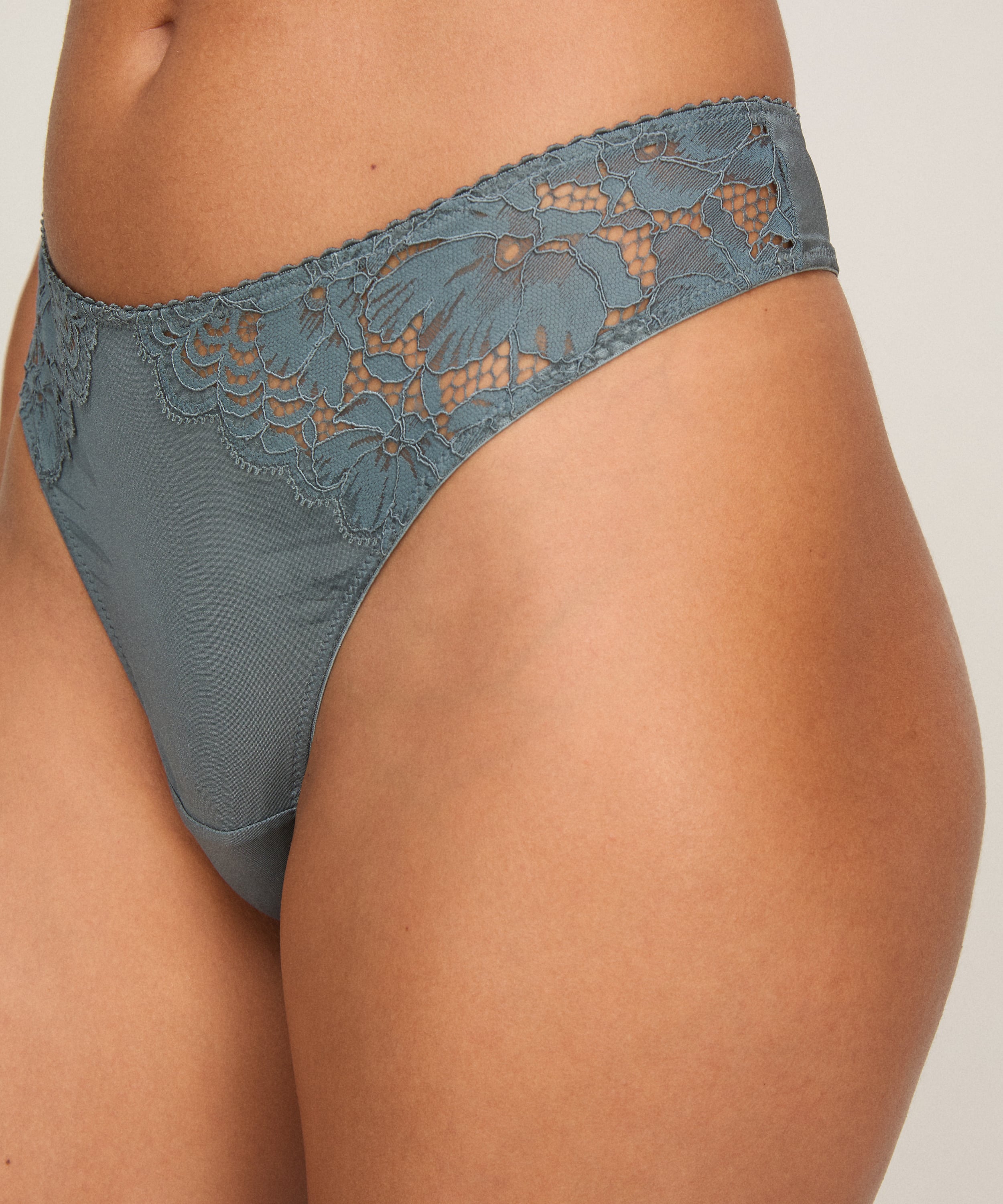 Andrea Thong, Blue, main