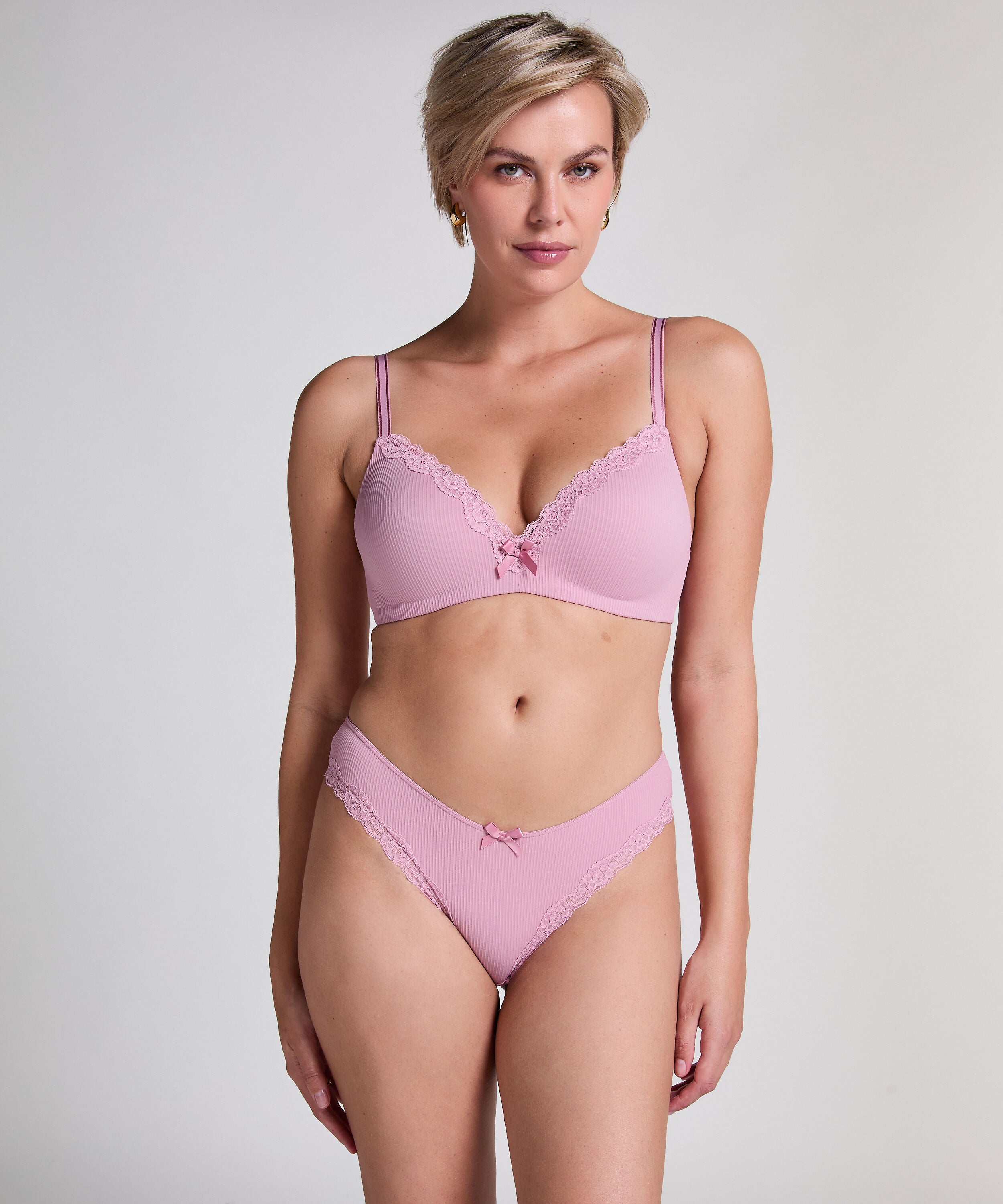 Lola Brazilian, Pink