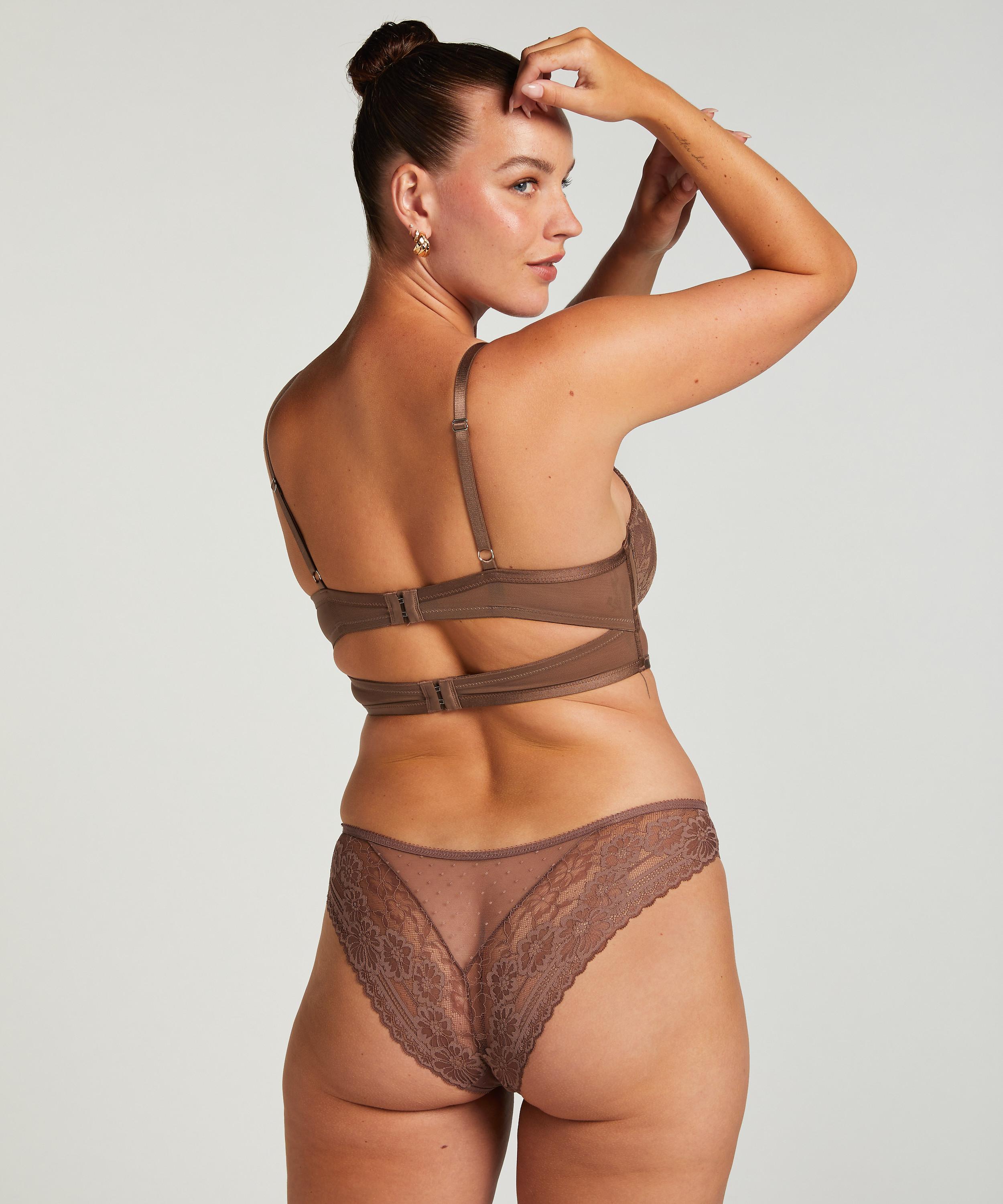 Sylvie Brazilian, Brown, main