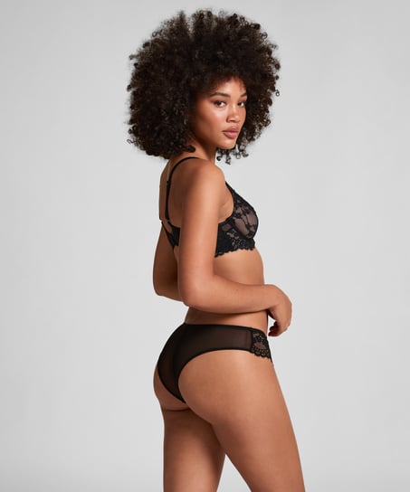 Daisy Brazilian, Black