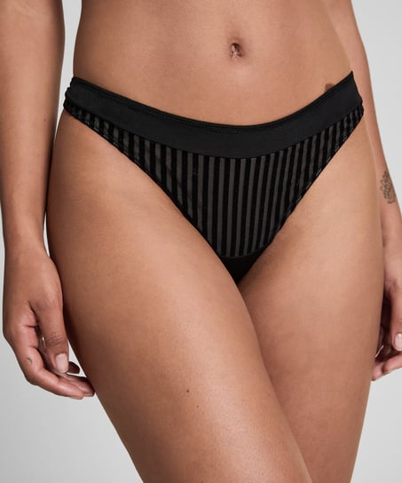 Pia thong, Black