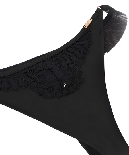 Antonia Thong, Black