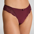 Thong Sophie, Red