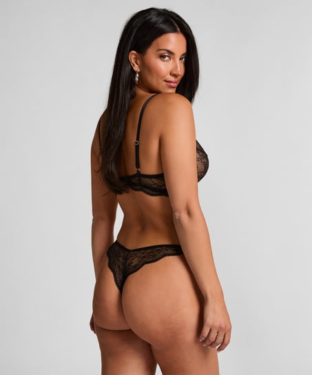 Isabelle Cheekini, Black