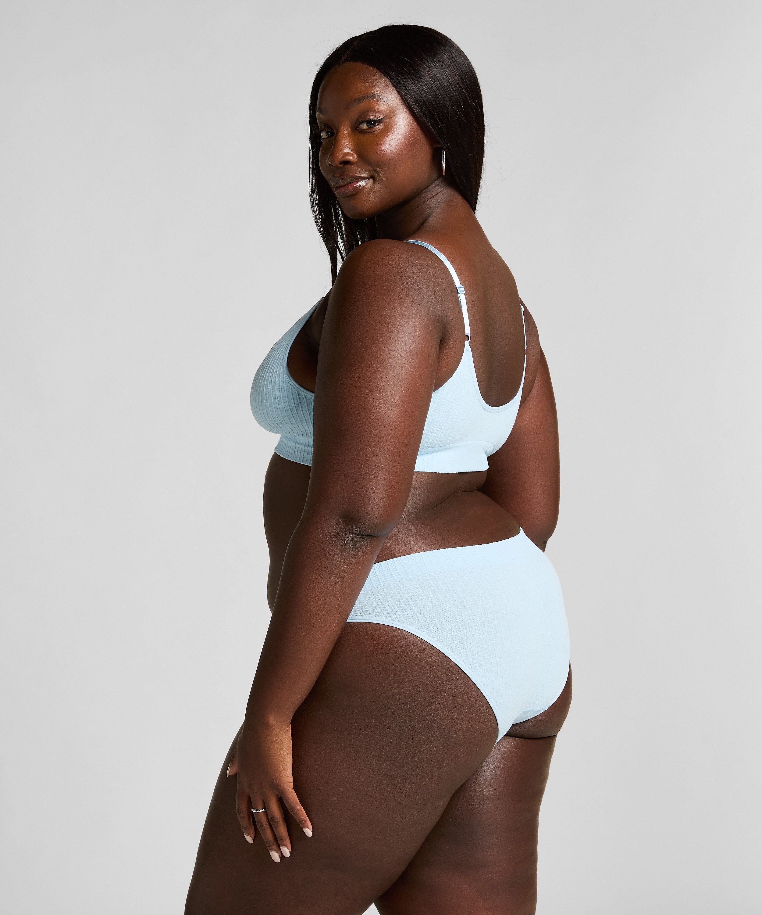 Dianne Brazilian, Blue, main