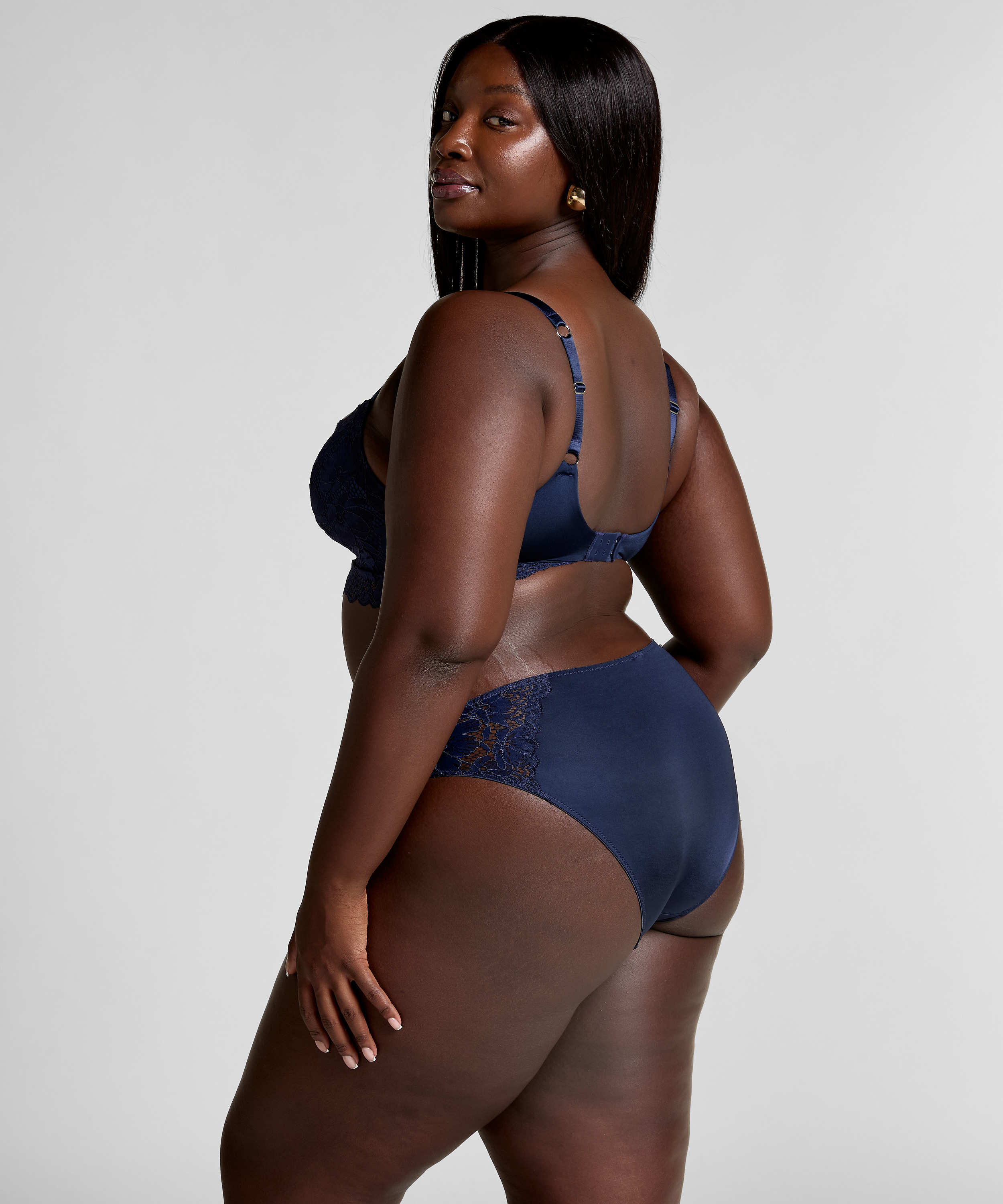 Andrea Brazilian, Blue, main