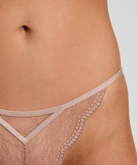 Isabelle Thong, Brown