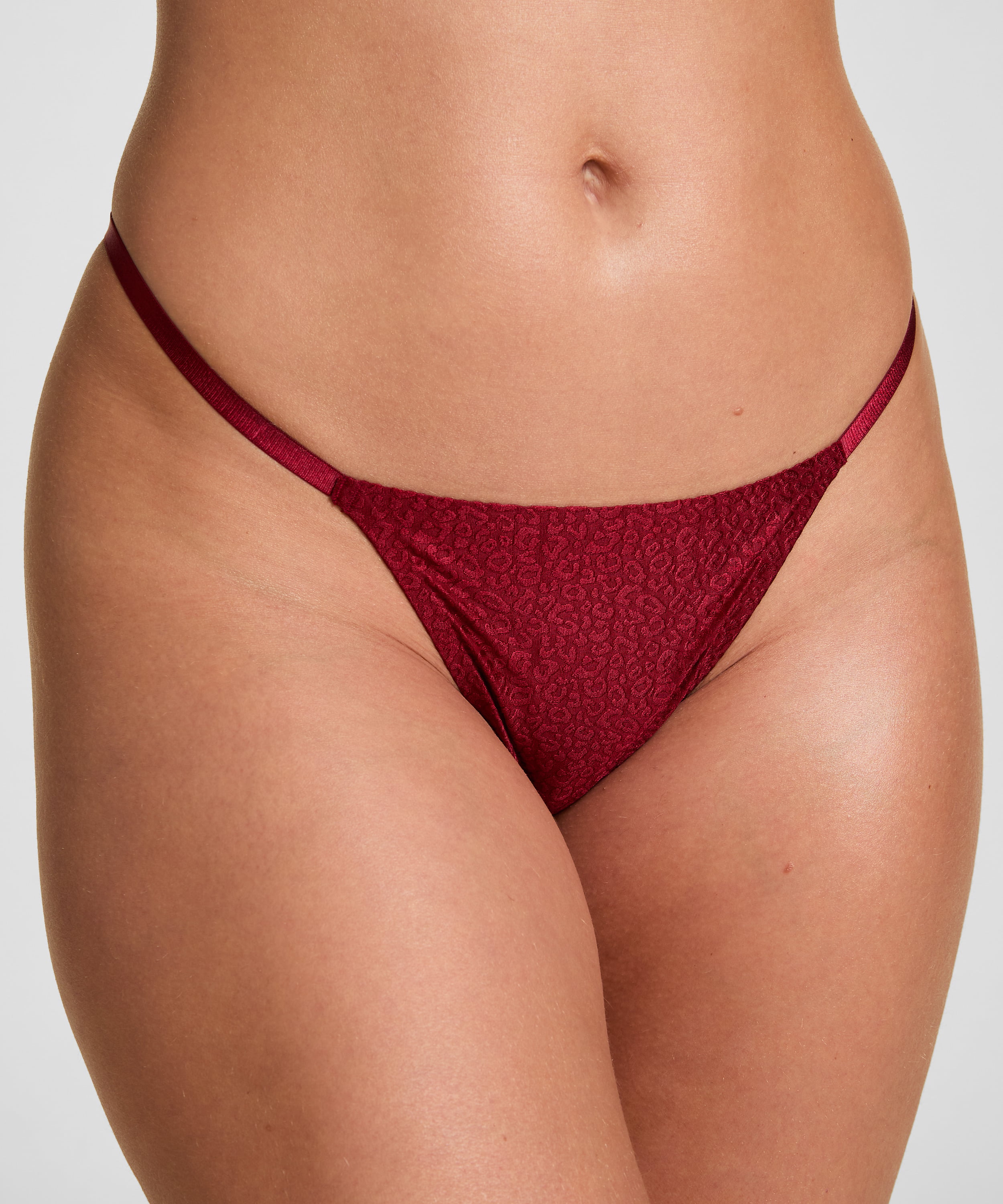 Thong Jackie, Red, main
