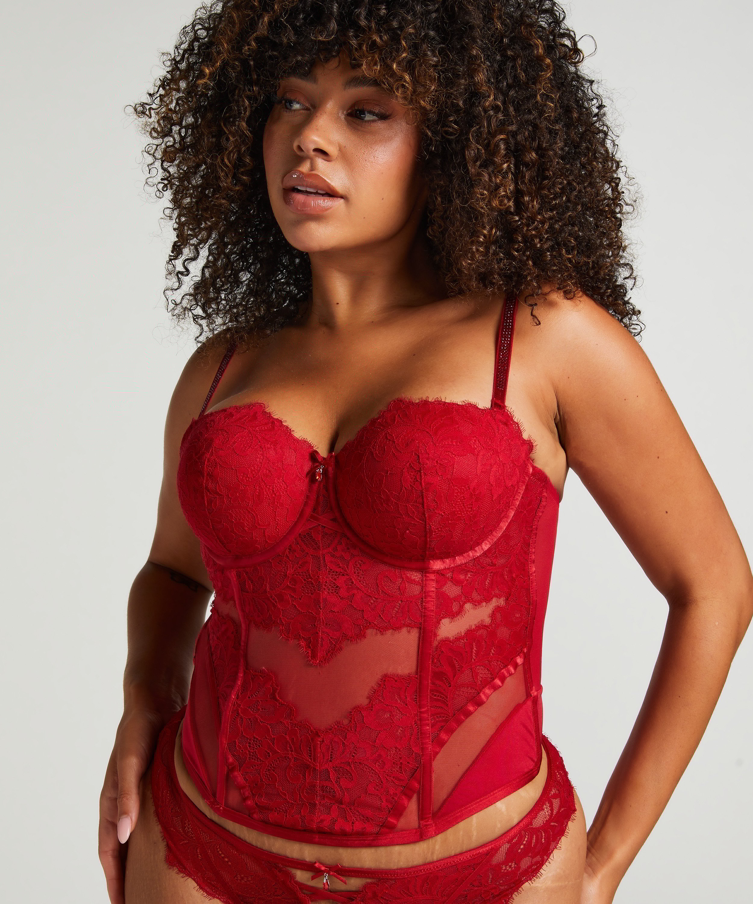 Charlotta Bustier, Red, main