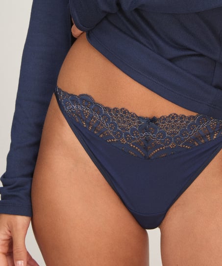 Thong Pamela, Blue