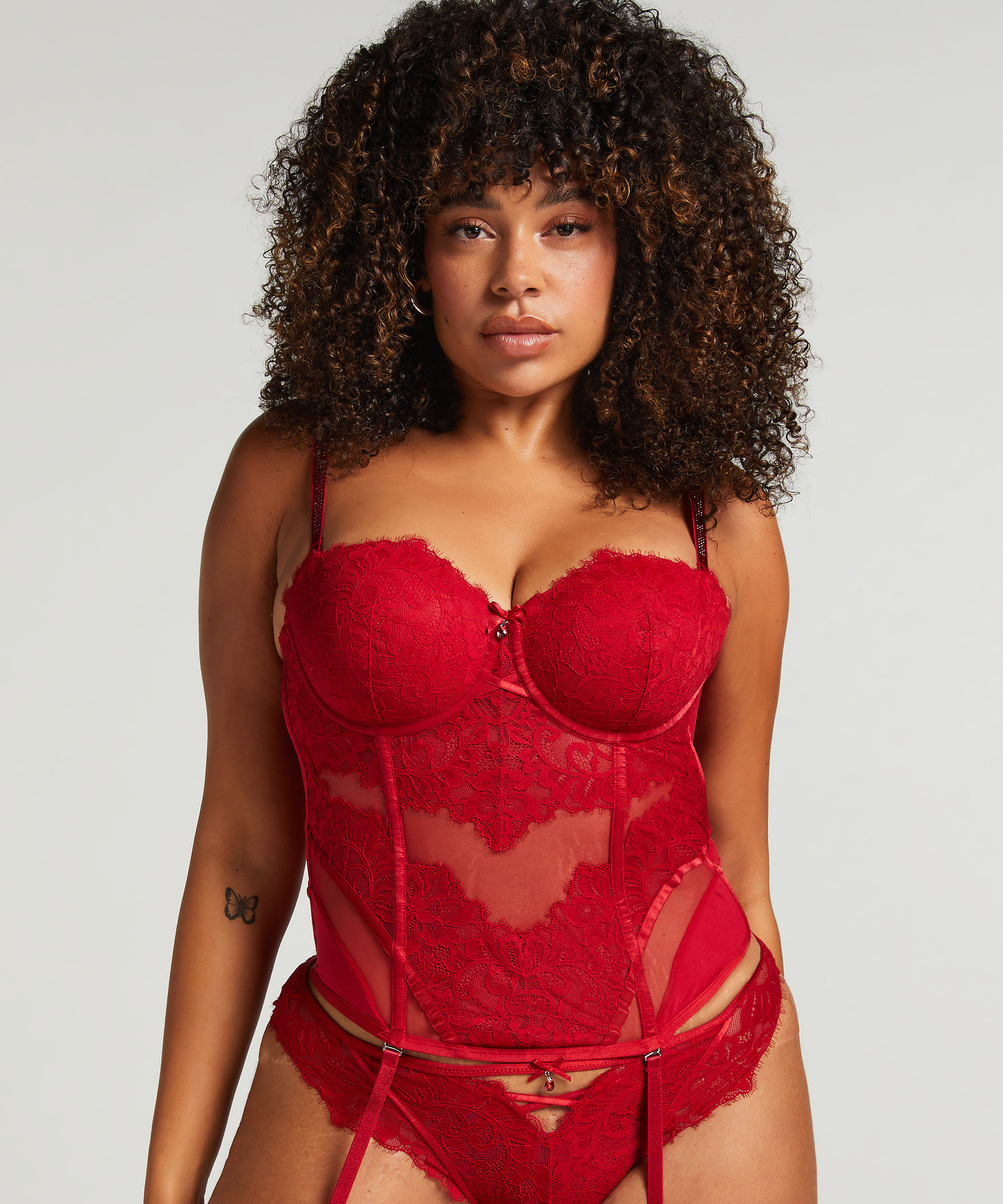 Charlotta Bustier, Red, main