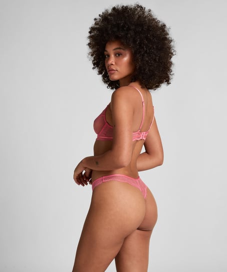 Isabelle Cheekini, Pink