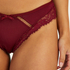 Yvenne Brazilian, Red