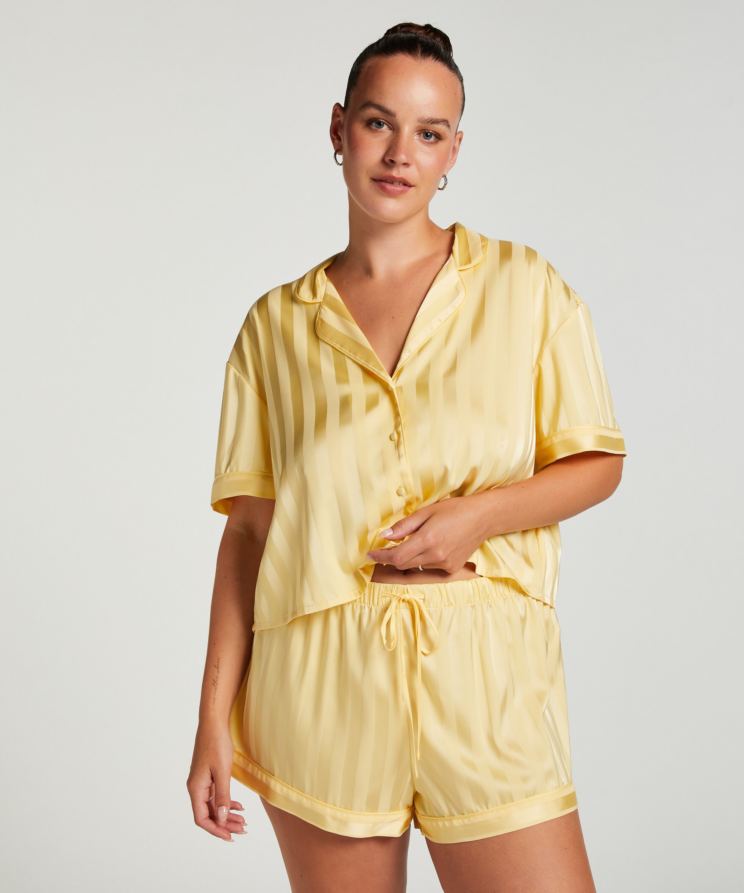 Satin pyjama shorts, Yellow