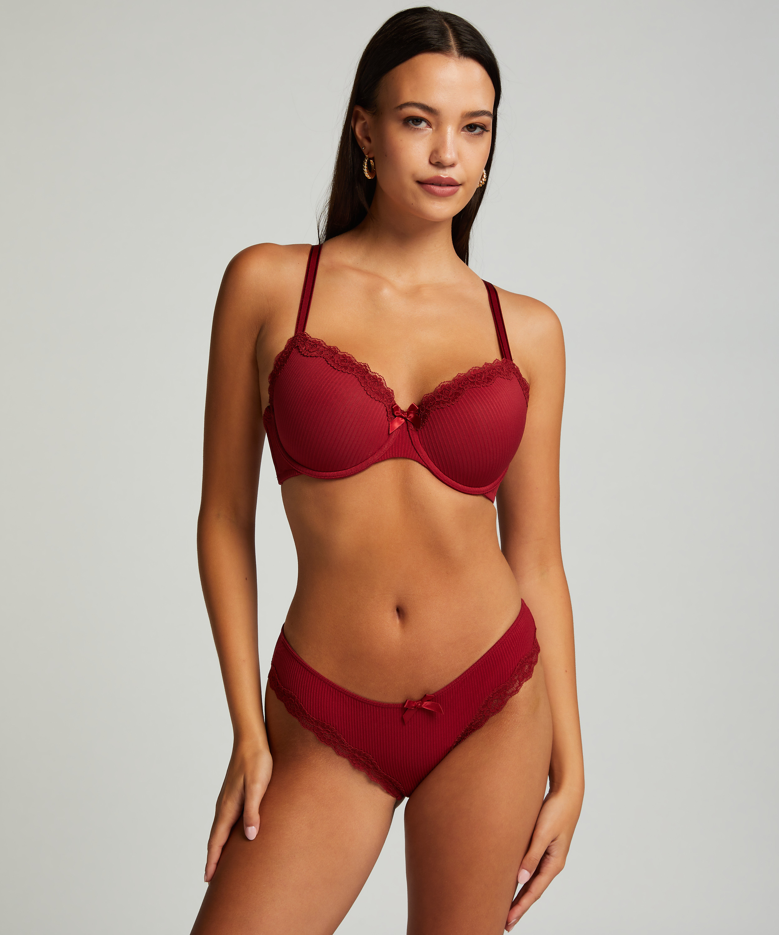 Lola Brazilian, Red, main