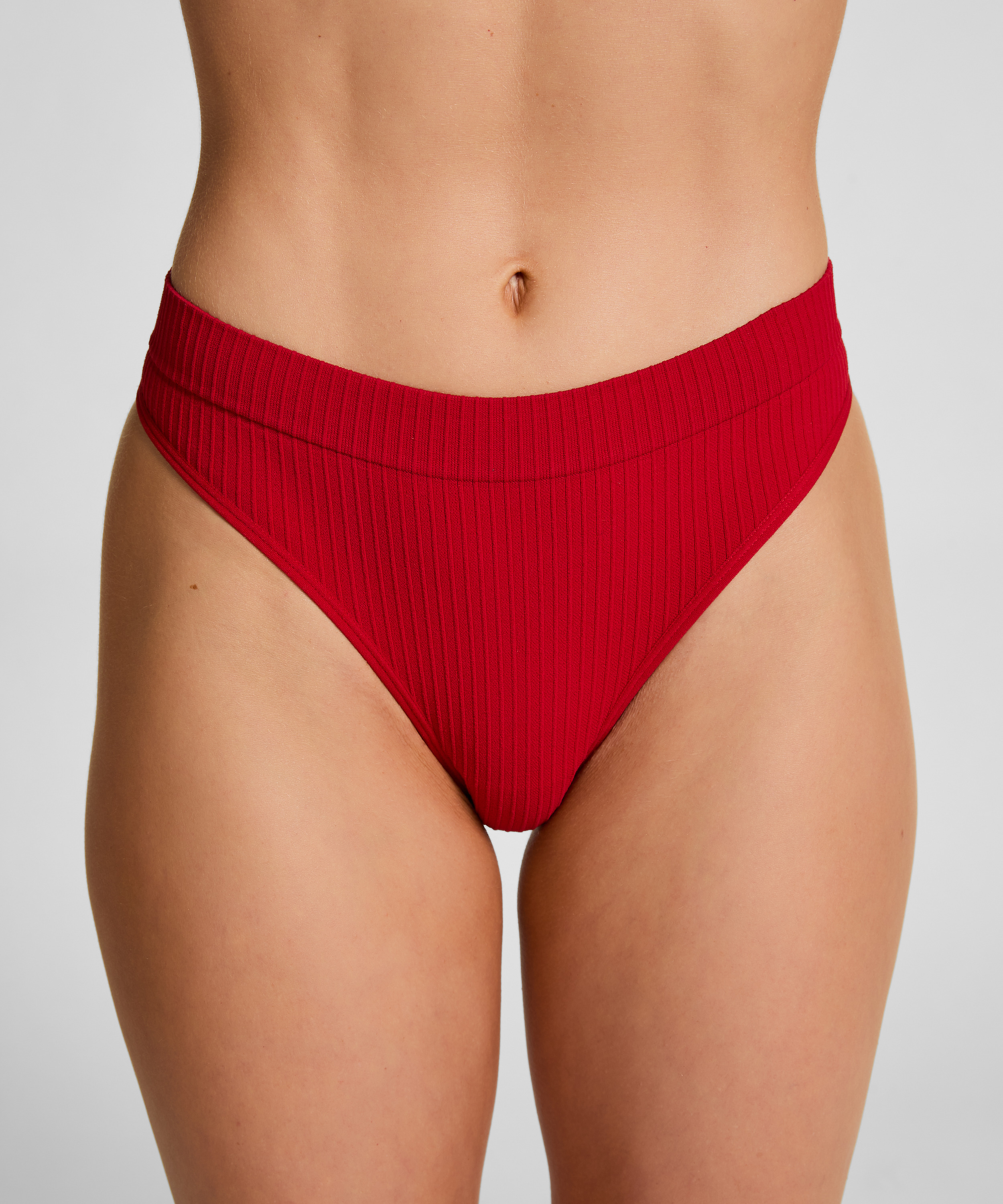 Thong Dianne, Red, main
